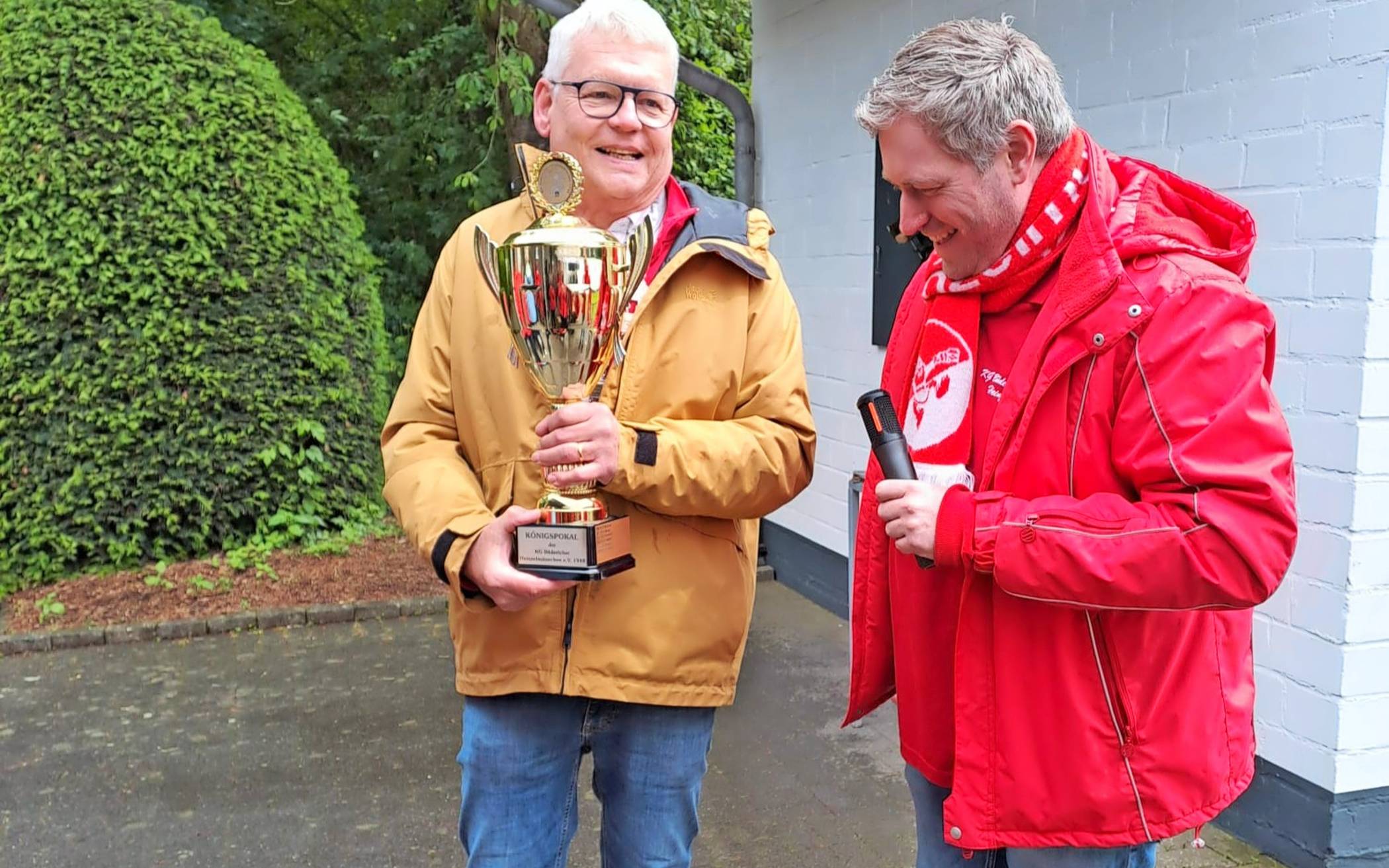  Kurt I. Rhein (l.) ist König der Heinzelmännchen, Präsident David Burkhardt gratuliert. 
