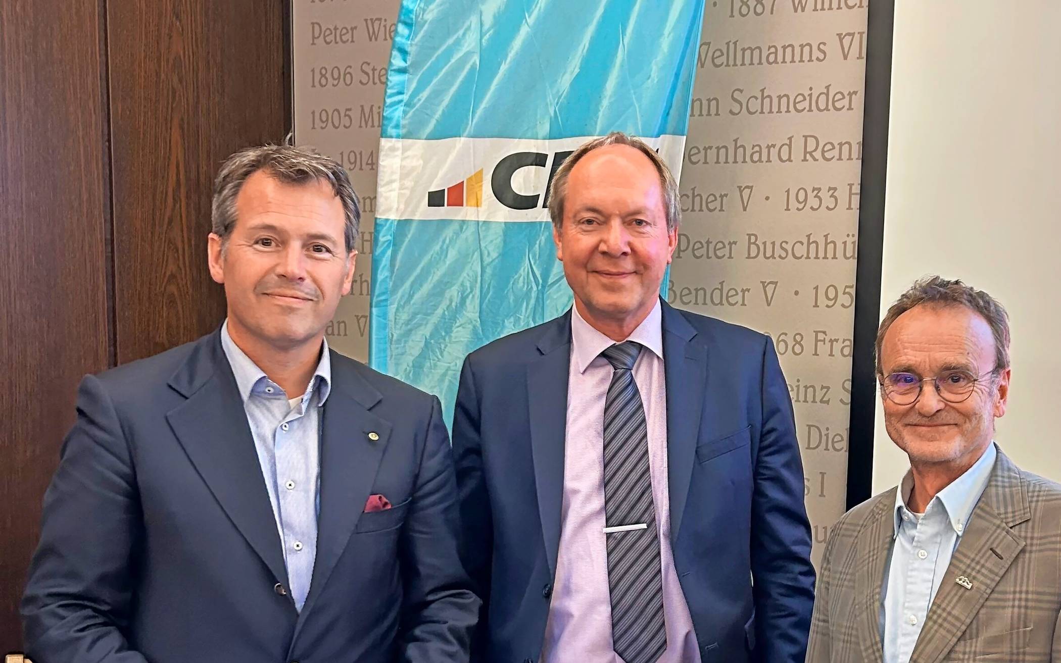 Kreistagsabgeordneter Dr. Harald von Canstein und Werner Damblon (r.), Vorsitzender der CDU Meerbusch, mit dem Referenten Martin Zeidler.   