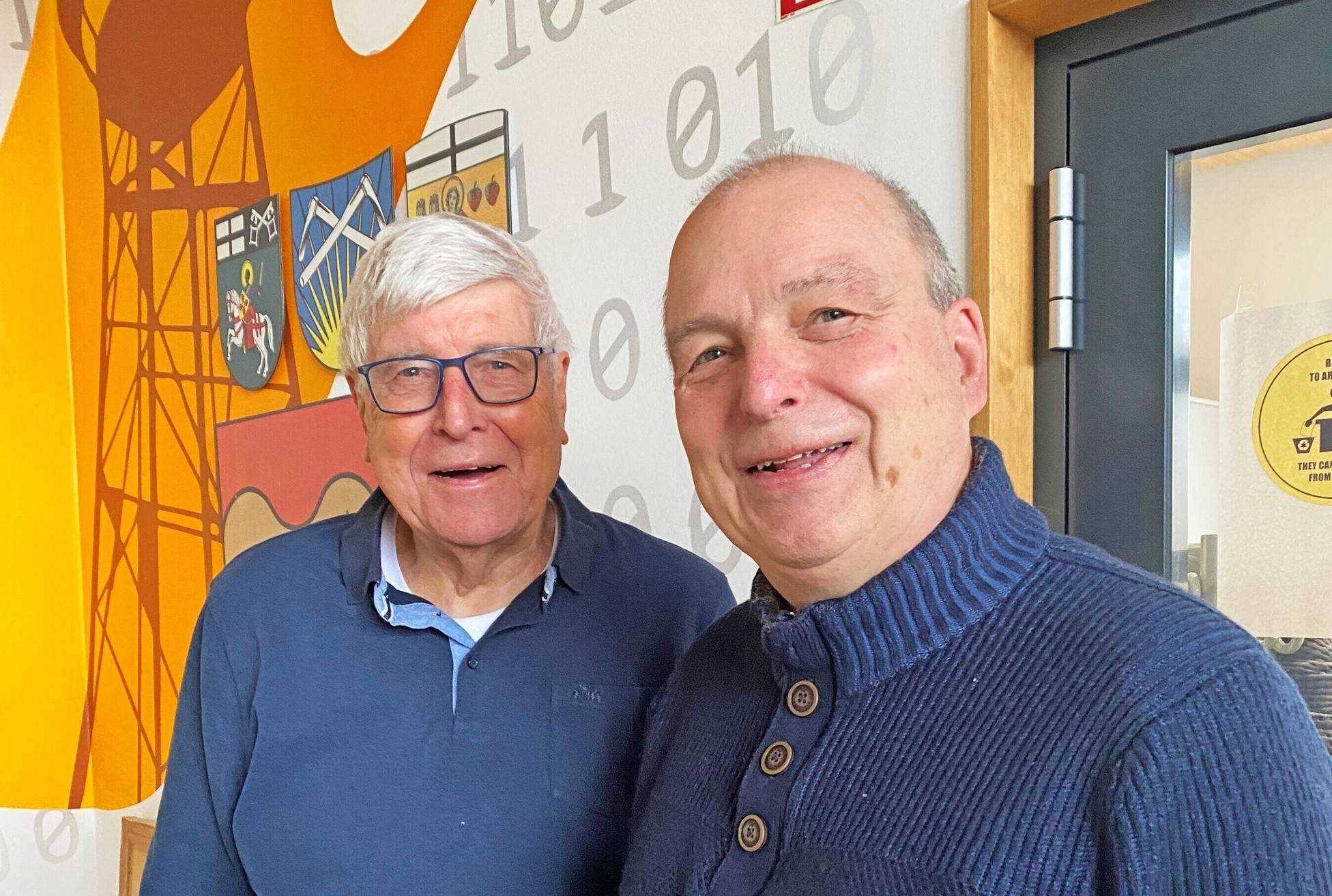 Lothar Beseler (l.) übergab kürzlich auf einem USB-Stick gesicherte Daten des MKK an Stadtarchivar Michael Regenbrecht. 