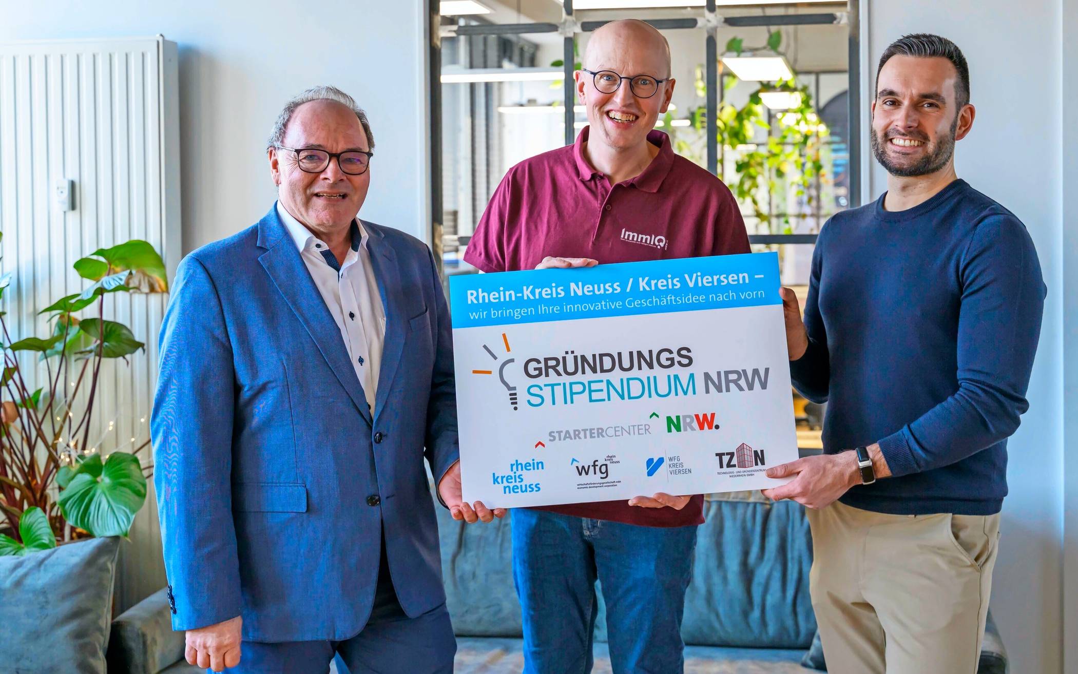  Bewilligtes Stipendium für flaiu (v.l.): Robert Abts, Leiter der Wirtschaftsförderung des Kreises, Gründer Benjamin Altmeyer und Christian Schieren, Leiter des Startercenters NRW. 