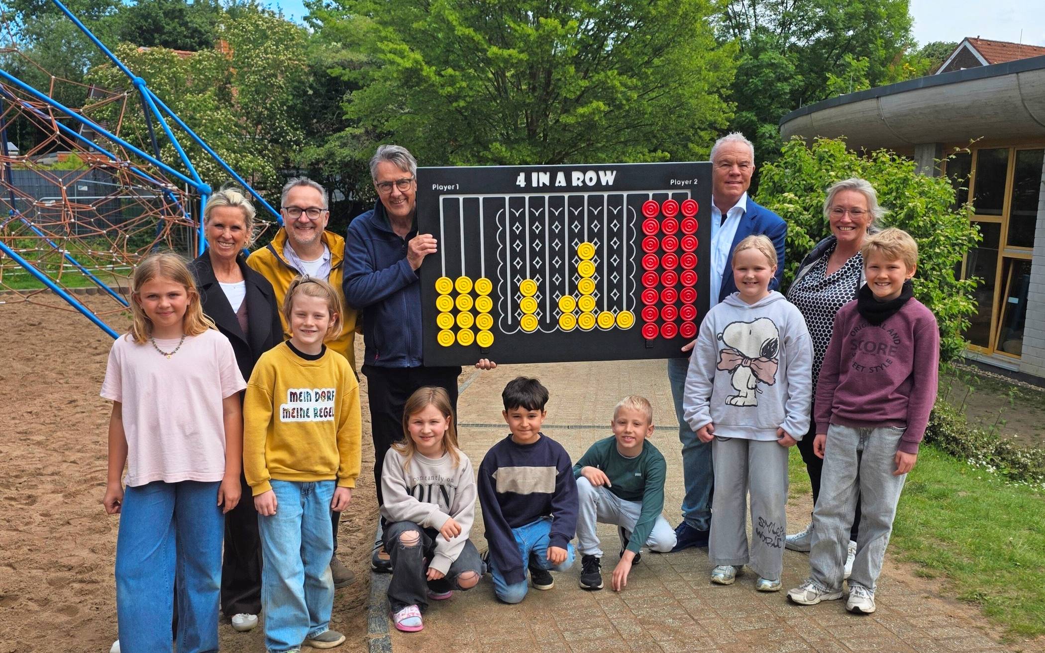  „4 in a Row“ oder auch „vier gewinnt“: Die neue Spieltafel wurde jetzt von der Schiefbahner Werbemeinschaft an die Hubertusschule übergeben. Unser Foto zeigt (hintere Reihe von links) Ulrike Wenderoth (stellv. Schulleitung), Manuel Hesker, Michael Lüdtke, Rainer Höppner (Schiefbahner Werbegemeinschaft) und Martina Ebert (Schulleiterin) sowie Schüler der Hubertusschule.  