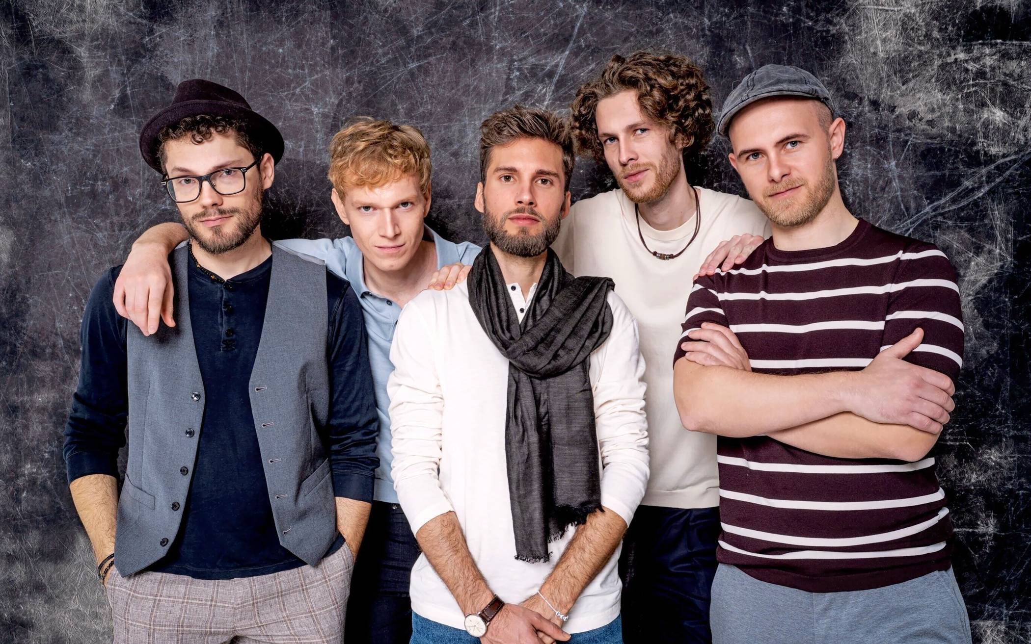 „Anders“ heißt die A-capella-Formation aus Heidelberg, die mit den Willicher Tonköpfen am Samstag, 30. Mai, ein Konzert auf der Freilichtbühne Schloss Neersen geben.  