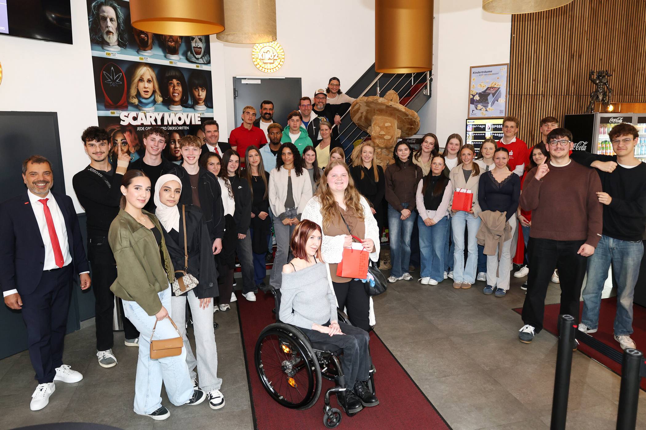  Zur Siegerehrung bei der zwölften Staffel des Videowettbewerbs für Abschlussjahrgänge von weiterführenden Schulen hatte die Sparkasse am Niederrhein ins Kino eingeladen. Beim Wimpernschlag-Finale belegte die Willi-Fährmann-Gesamtschule Platz 1, knapp gefolgt von der Gesamtschule Niederberg und der Marienschule. Die Jurymitglieder hielten Laudationen und Sparkassenchef Giovanni Malaponti überreichte 1.000, 750 und 500 Euro Knete für die Fete. 