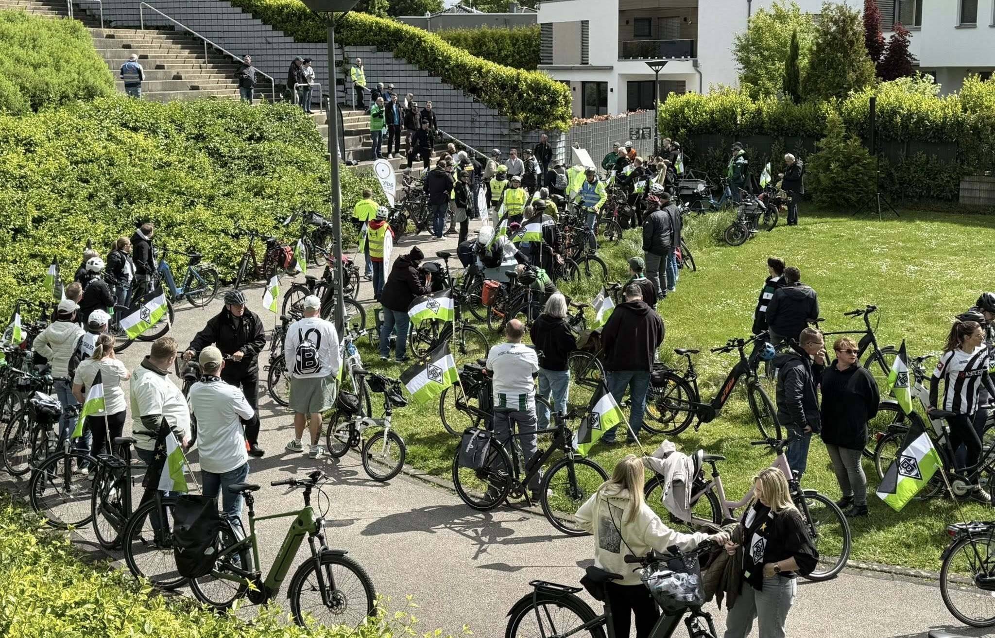 Ein grün-weißes Fahnenmeer radelte quer durch die Stadt.