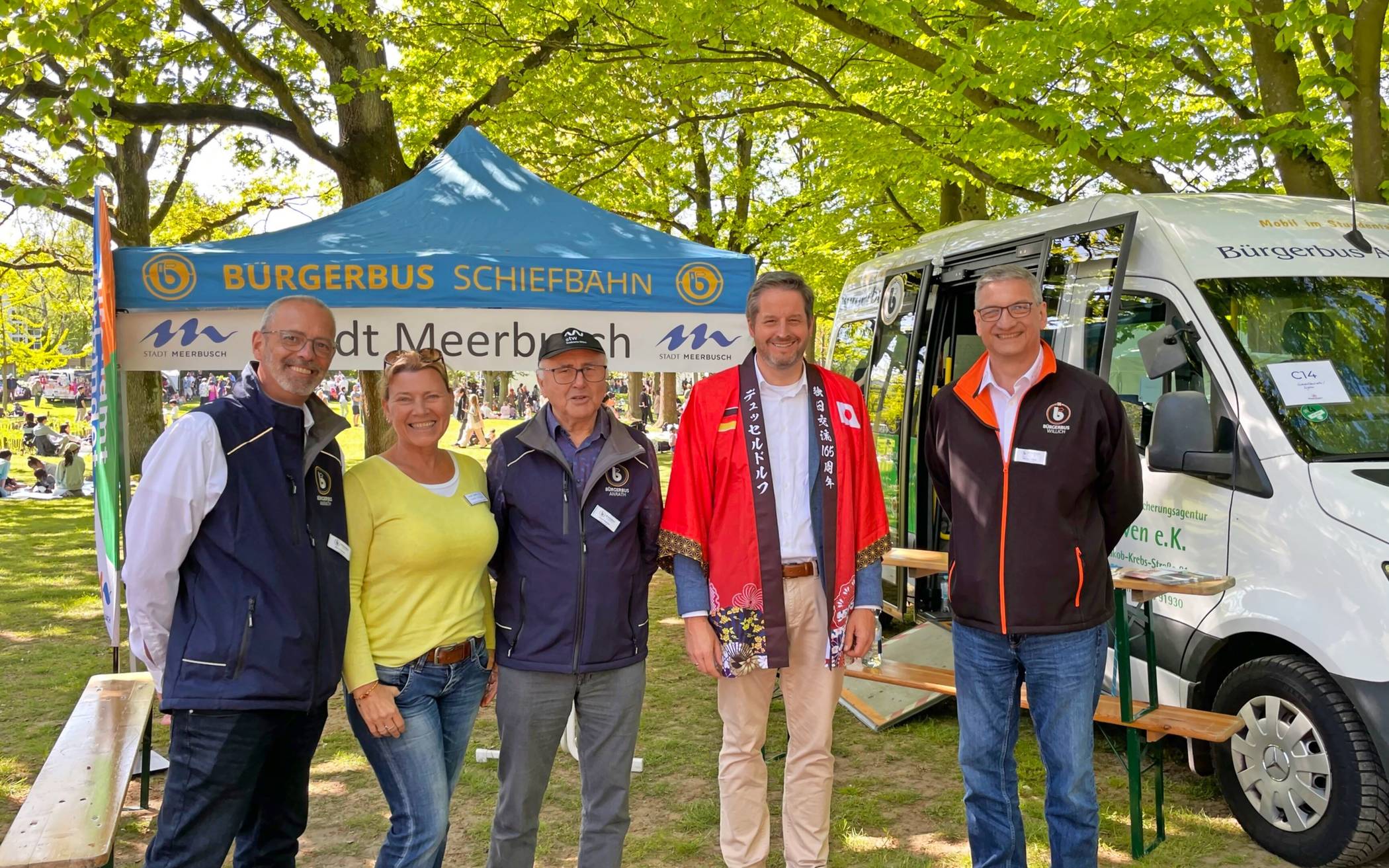 Die Willicher Bürgerbusvereine waren jetzt zu Gast beim Kirschblütenfest in Willich.  Foto: Bürgerbusverein