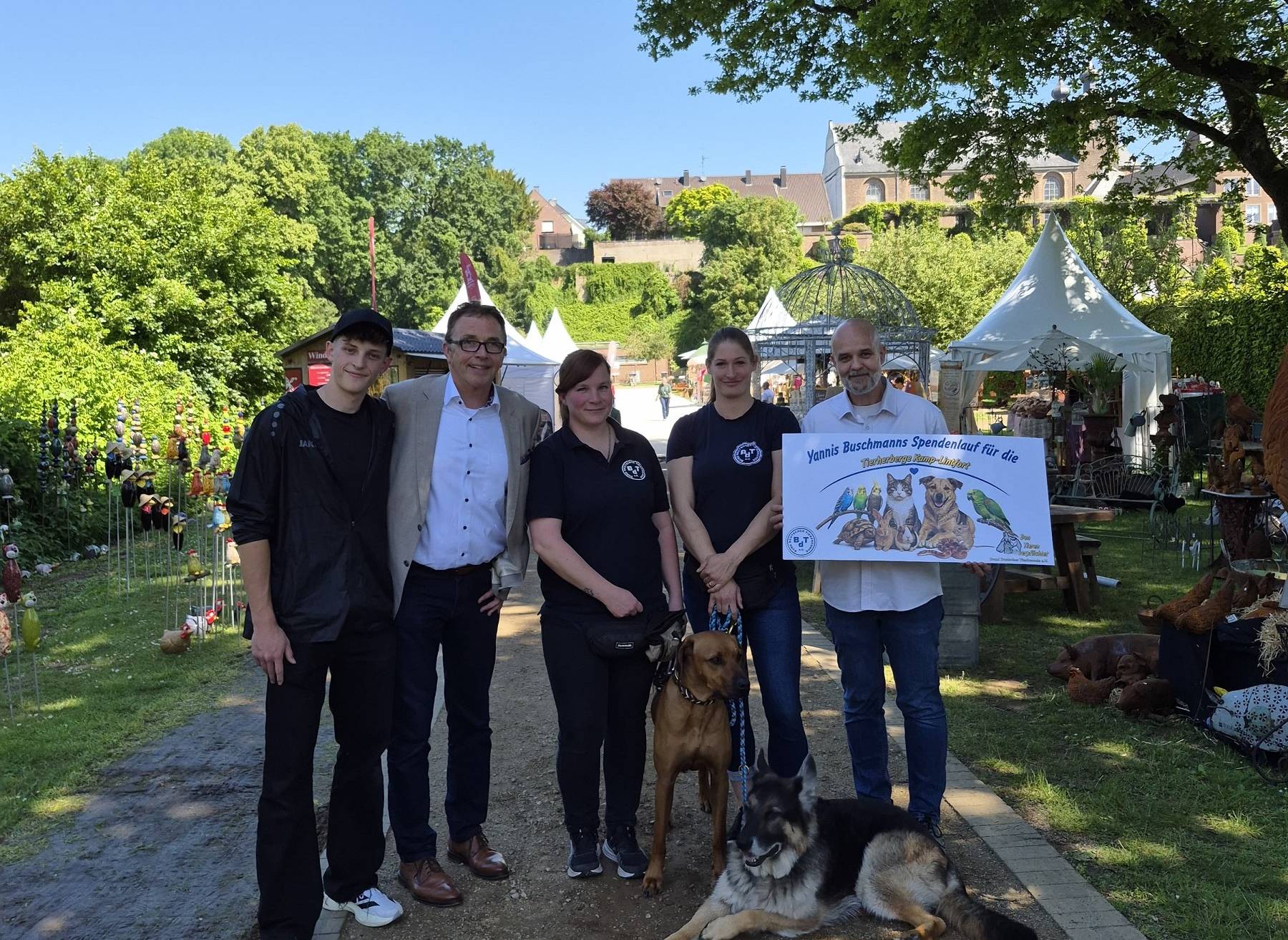  Yannis Buschmann, Bürgermeister Prof. Dr. Christoph Landscheidt, Vivien Schmidt (Tierpflegerin und Tier-Physiotherapeutin), Katharina Schoth (Tierpflegerin) und Martin Daniel (3. Vorsitzender Bund deutscher Tierfreunde e.V.) 