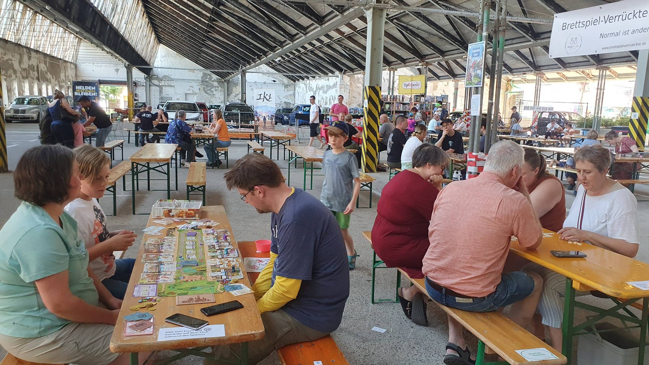 Das Foto zeigt eine Veranstaltung der „Brettspiel-Verrückten Krefeld“ in der Shedhalle. Das Spiele Testing am 7. Juni 2026 findet im Freizeitzentrum Süd an der Kölner Straße statt.