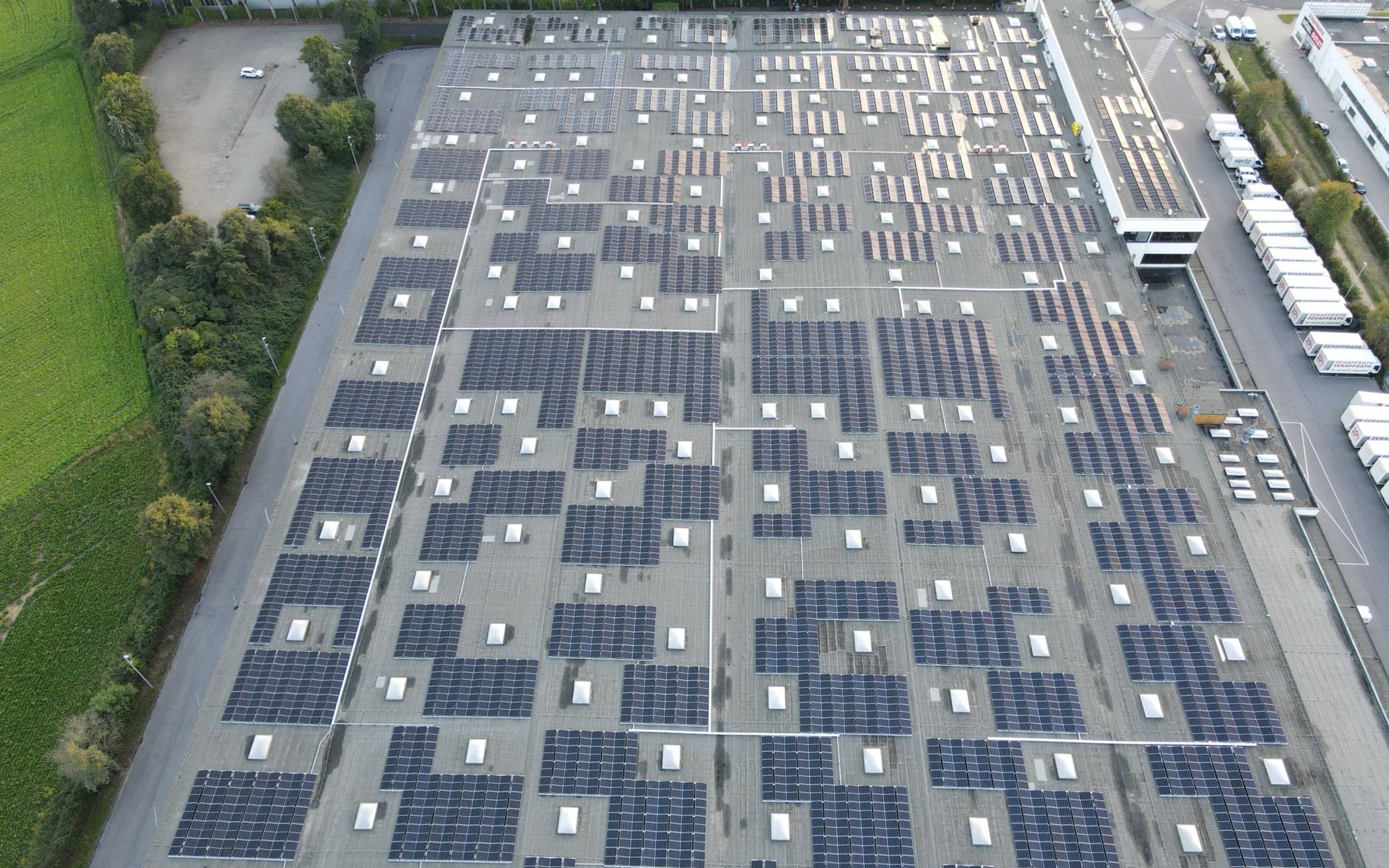  Auf dem Dach der Logistikhalle Schaffrath in Mönchengladbach hat die NEW eine neue Photovoltaik-Anlage in Betrieb genommen.   