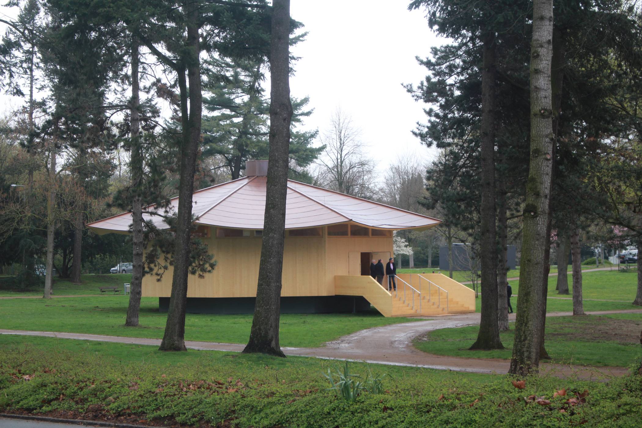  Idyllisch gelegen an der Ecke Kaiserstraße / Wilhelmshofallee: der Krefeld-Pavillon, von Künstler Thomas Schütte im Achteckformat 2019 errichtet, dient heute den Veranstaltungen des Vereins MIK. 