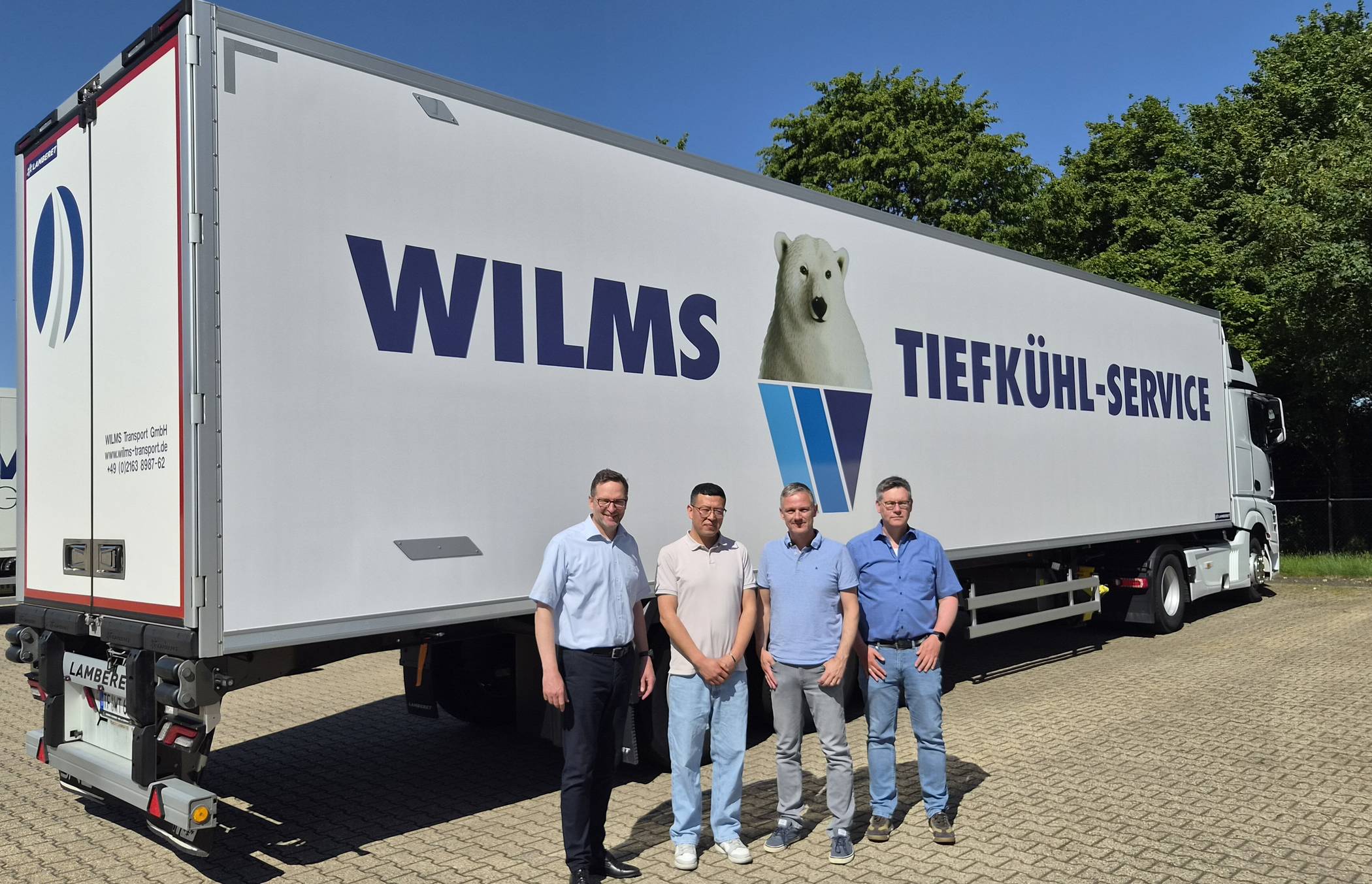 Armin Feemers (Geschäftsführer Wilms), Mohammad Ali Farzam (Auszubildender), Frank Grusen (Wirtschaftsförderer Niederkrüchten) und Niels Riskes (Flüchtlingssozialarbeit Niederkrüchten) (v.l.).