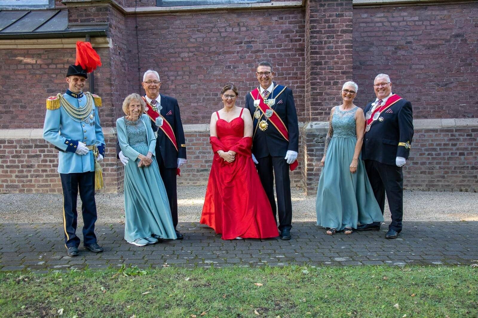 Das Königshaus (v.l:: Königsadjudant Lars Rauchfuß, Minister Peter Brachten mit seiner Frau Ulrike, König Christoph Leven mit seiner Frau Simone und Minister Udo Rauchfuß mit seiner Frau Diana. 