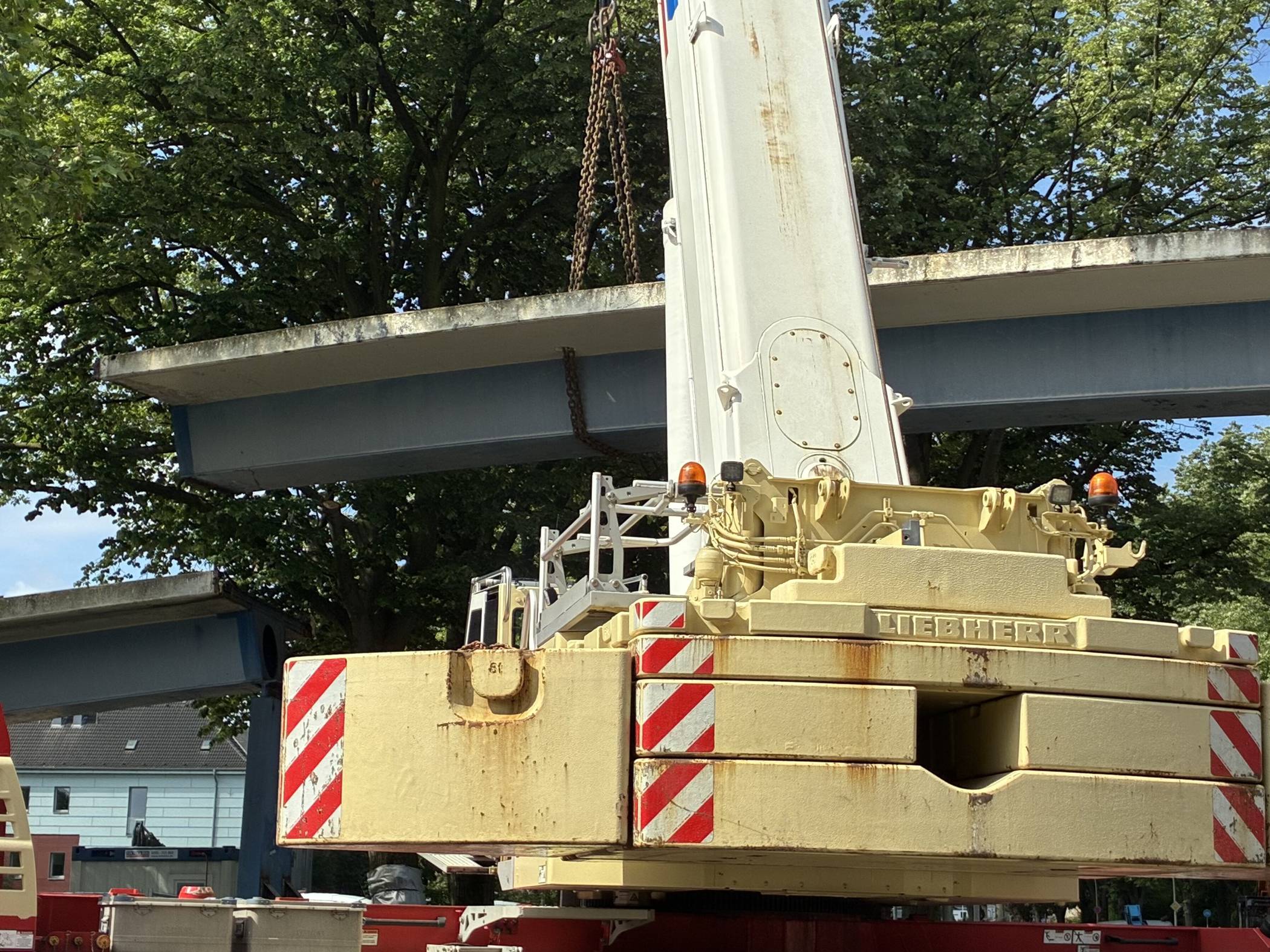  Duisburg: Abbruch Fußgängerbrücke Lauerstraße Duisburg-Homberg Foto: tw 