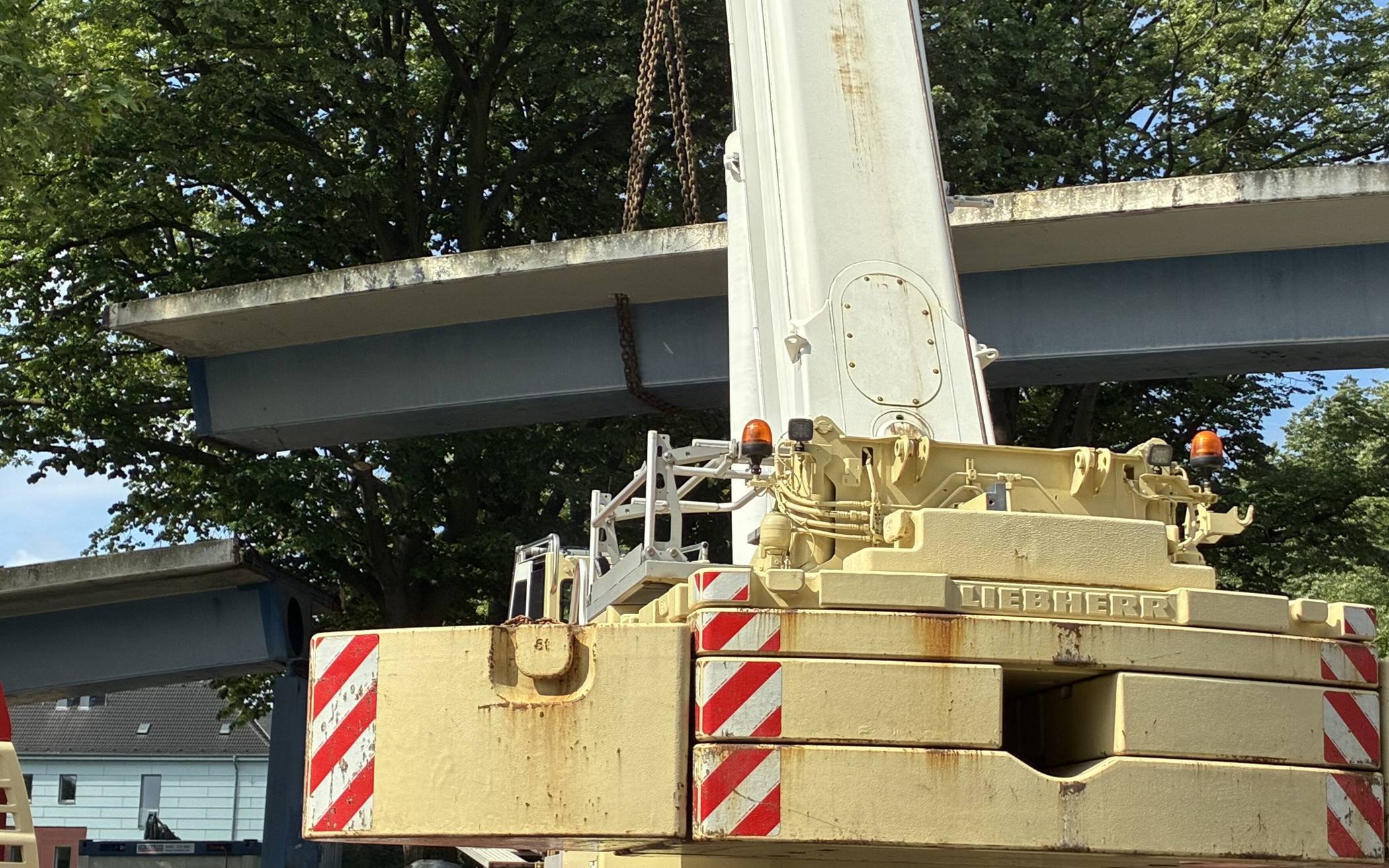 Duisburg: Abbruch Fußgängerbrücke Lauerstraße Duisburg-Homberg Foto:
