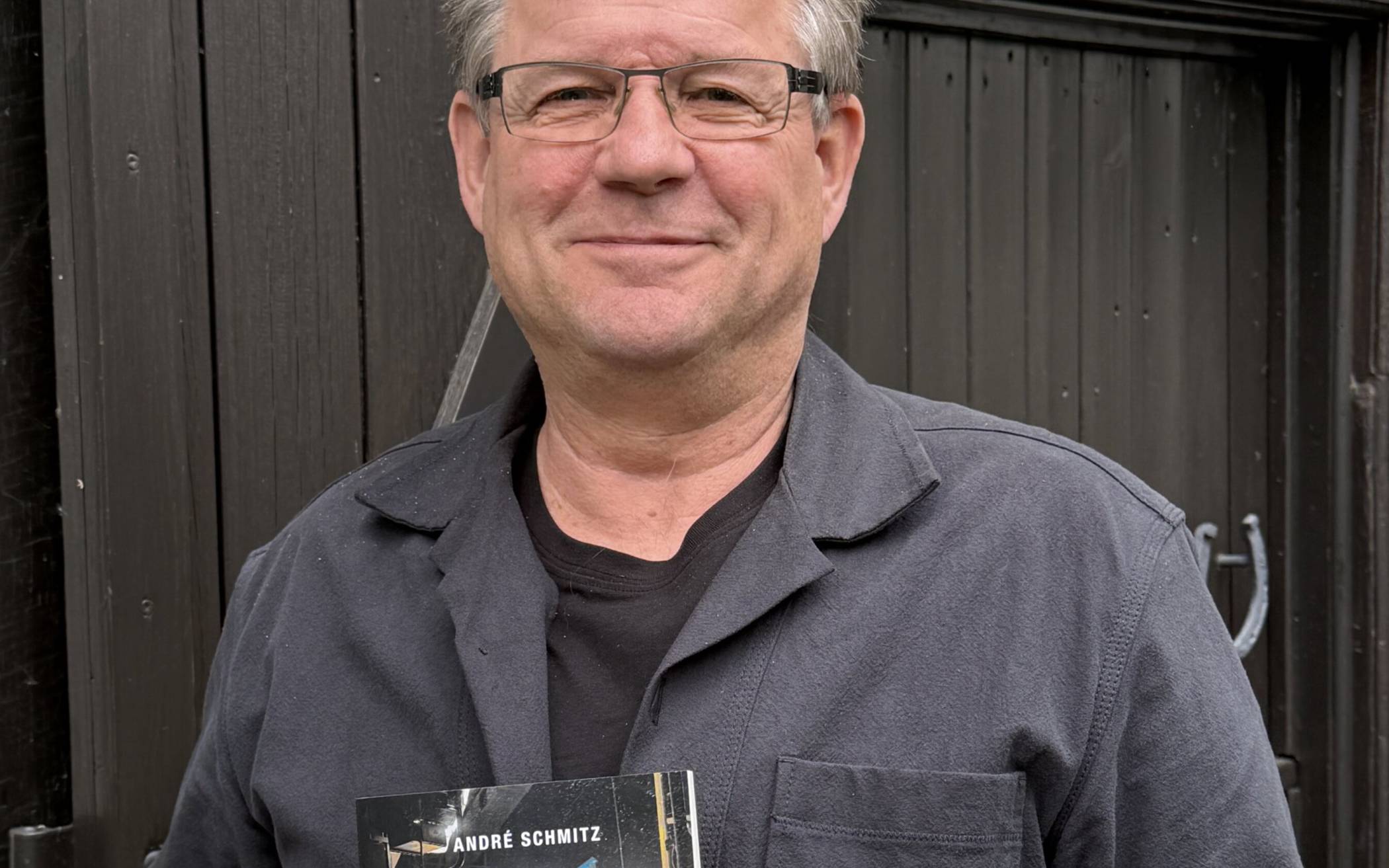 Der Dülkener Autor André Schmitz und sein neuer Thriller „Die Falsche Besetzung“. 