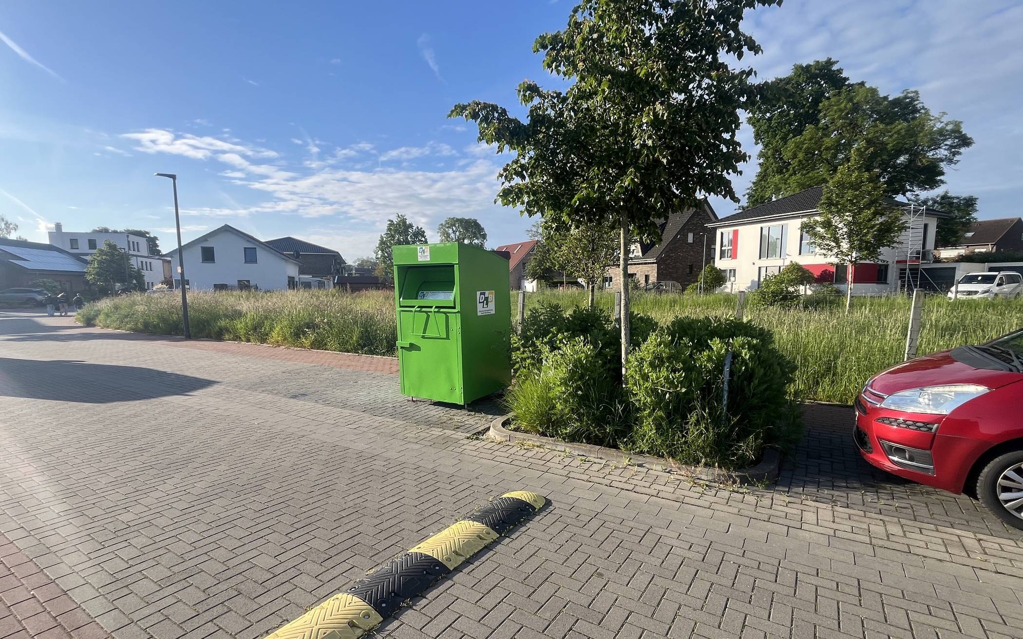  Ab sofort steht auf der Landfrauenstraße auf der städtischen Grundstücksfläche ein Altkleidercontainer, der regelmäßig geleert wird. 