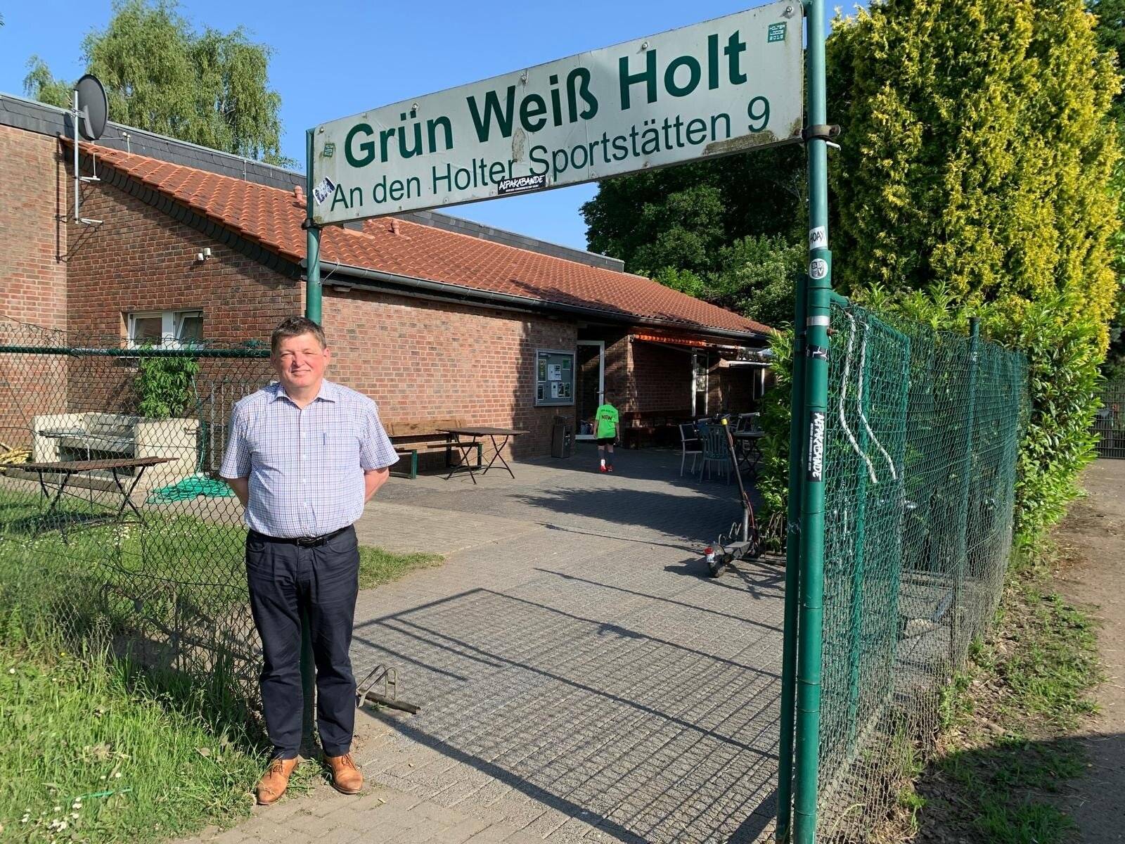 Zum Jubiläum gibt es ein neues Schild vor dem Eingang zum Vereinsheim, weiß Vorsitzender Rainer Dahlmanns.