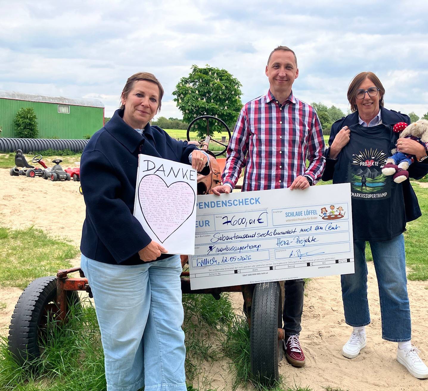 Viele Kilometer, viele Spenden und viele Unterstützer – am Ende übergab Markus Pfennings (Mitte) 7600,01 Euro an Tanja Kirsch-Boy (links) und Christine Westphal (re.) von den „Schlauen Löffeln Krefeld e.V.“ Foto: Markus Pfennings