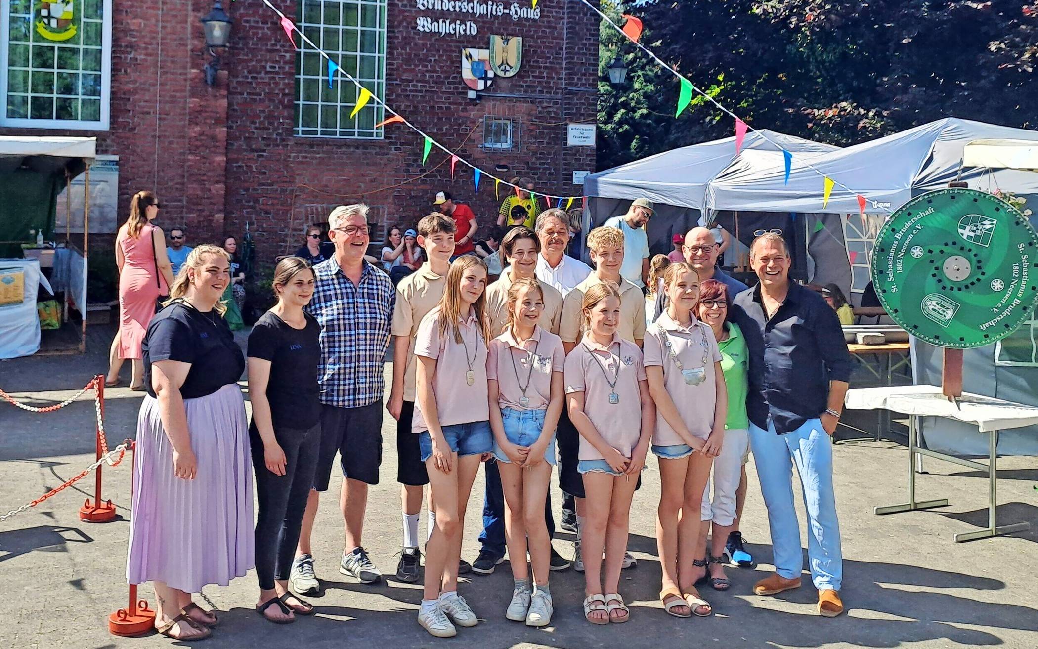 Höhepunkt des Kinderfestes der St. Sebastianus-Schützenbruderschaft in Neersen war die feierliche Krönung des Kinderkönigshauses durch Bürgermeister Christian Pakusch (links). Foto: St. Sebastianer Neersen