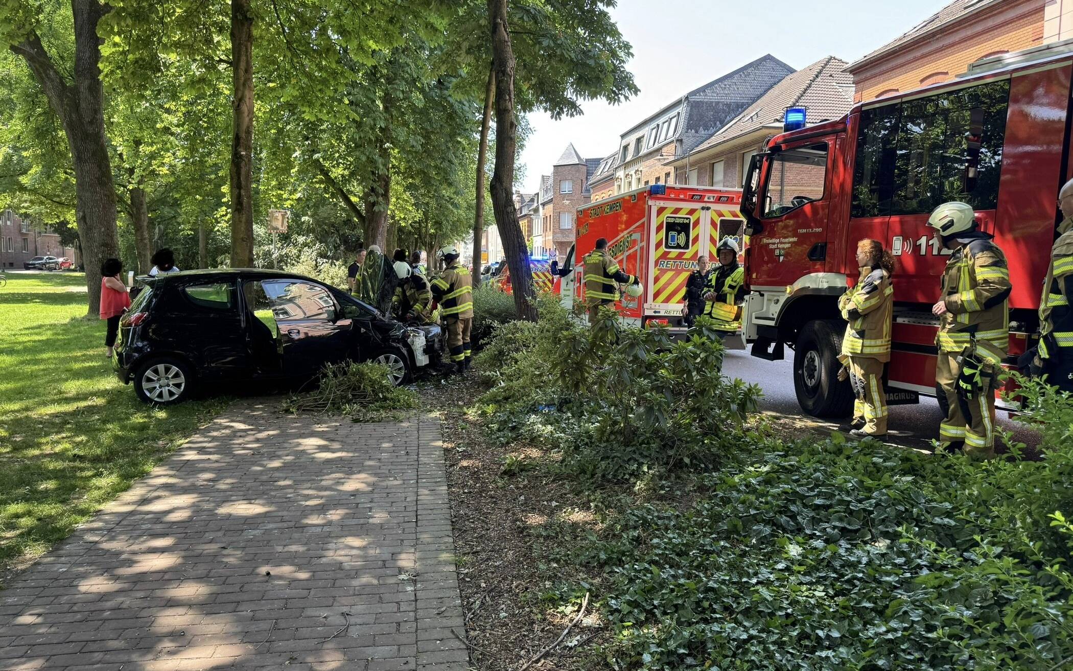 Pkw fährt in der Kempener Innenstadt gegen einen Baum