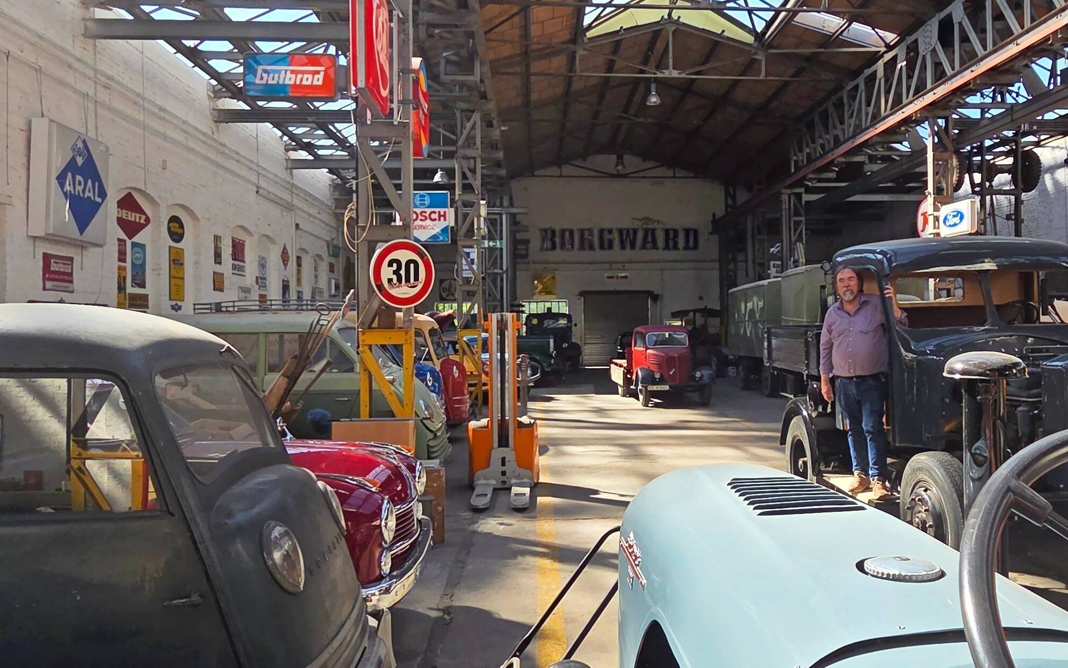 Klaus Rabe lädt heute zum Tag der offenen Tür in das Nutzfahrzeugemuseum an die Gießerallee 9 im Stahlwerk Becker ein.  