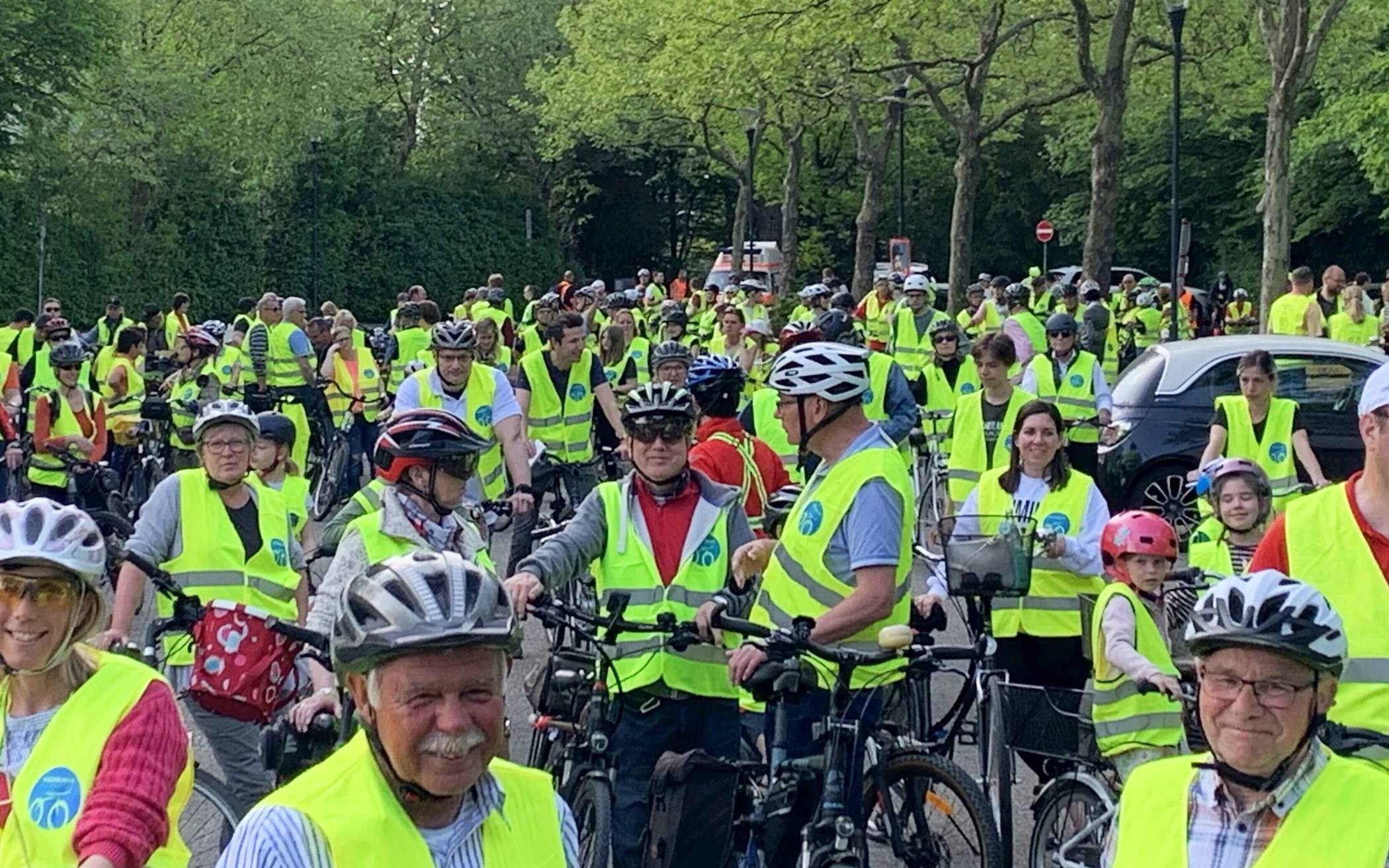  Die beliebte Meerbuscher Rad-Nacht – hier vor dem Start der Rundfahrt 2022 – findet in diesem Jahr zum siebten Mal statt. 