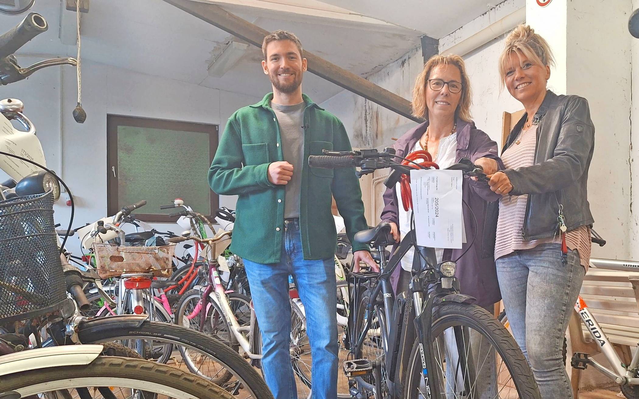  Organisieren die Fundsachenversteigerung (v.l.): Jerome Berg, Kerstin Dohmen und Melanie Krantz-Hoffmann. 