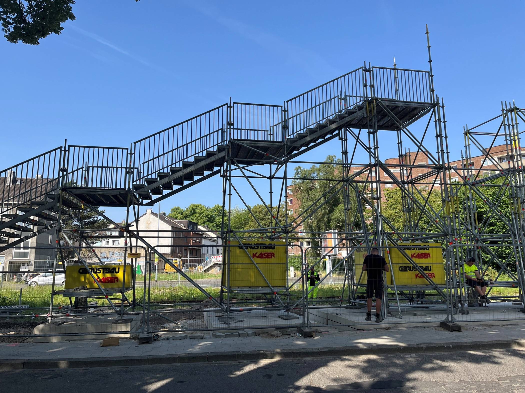  Die Behelfsbrücke über die Theodor-Heuss-Straße ist nicht barrierefrei. Für eine neue, dauerhafte werden derzeit Varianten geprüft. 
