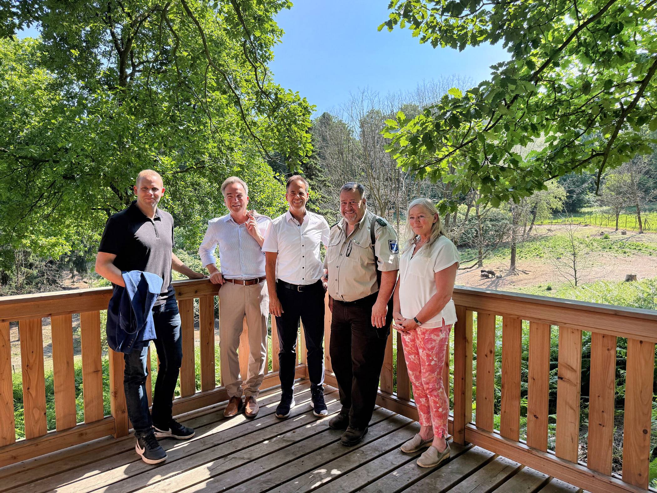 Eröffneten die neue Plattform im Wildgehege (v.l.): Marc Grotendorst (Abteilungsleitung Stadtgrün und Forsten), Christoph Hopp (Bürgermeister), Michael Willemse (Vorstand Volksbank Viersen), Markus Manns (Stadtförster), Susanne Fritzsche (Technische Beigeordnete). 