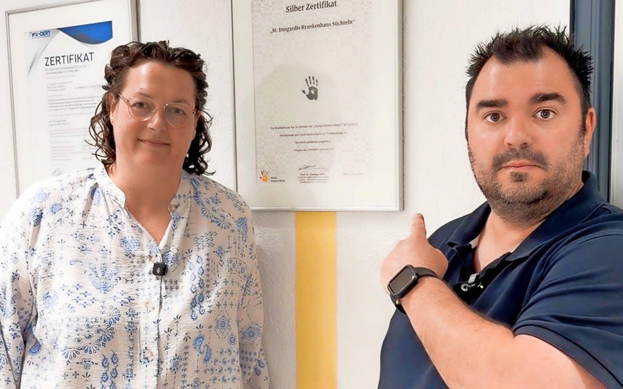  Die Hygienefachkräfte Marc Fiedler und Katrin Schramm (iW) freuen sich über das Silber-Zertifikat. 