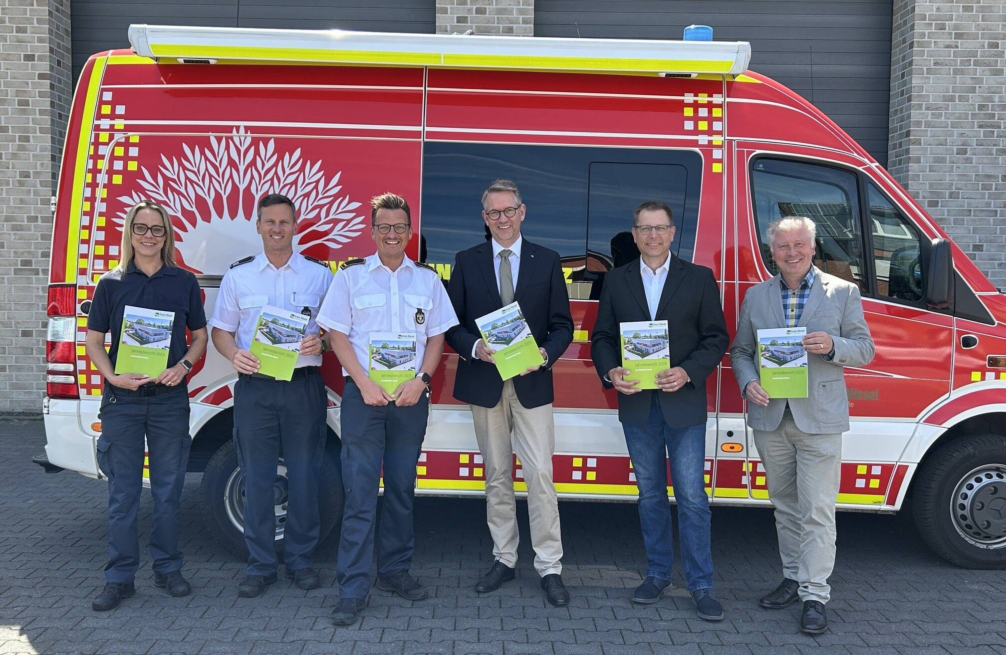 Mareike Mußog, Dennis Kleine-Natrop, Leitstellen-Leiter Niklas