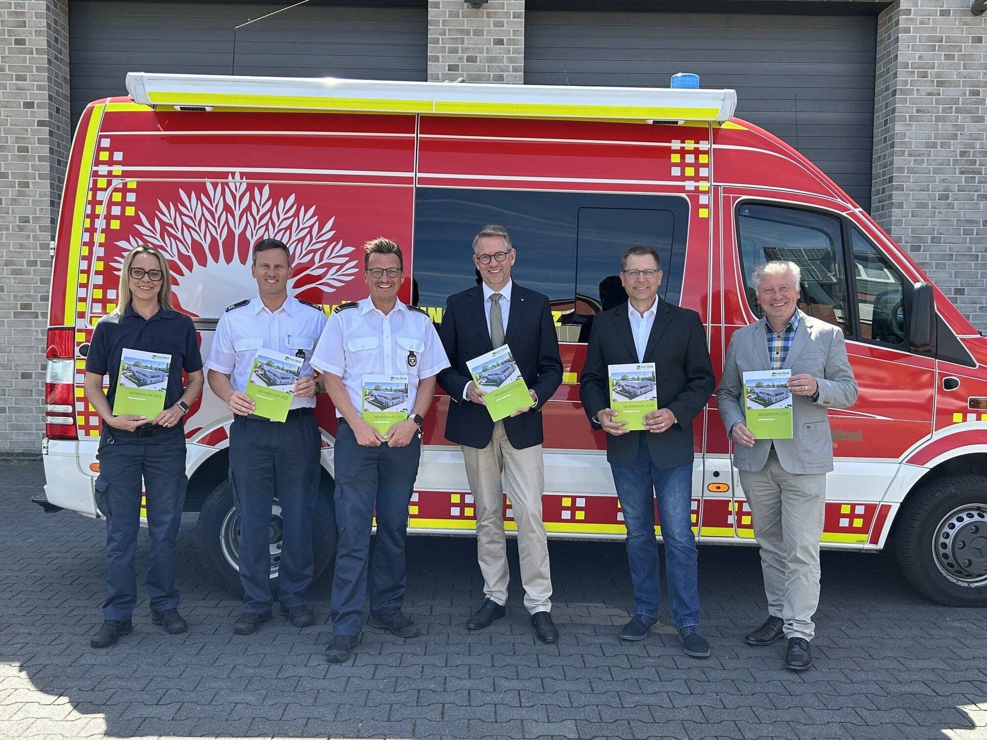 Mareike Mußog, Dennis Kleine-Natrop, Leitstellen-Leiter Niklas Killewald, Landrat Ingo Brohl, Vorstandsmitglied Dr. Lars Rentmeister, Fränk Brändel (Leiter Fachdienst Sicherheit und Ordnung)