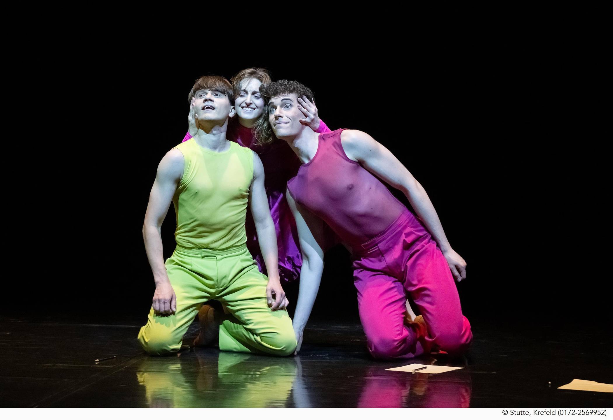 Bemühen sich um den seelisch angegriffenen Nathanael (l., Radoslaw Rusiecki): Freund Lothar (Stefano Vangelista) und Verlobte Clara (Jessica Gillo). Foto: Stutte