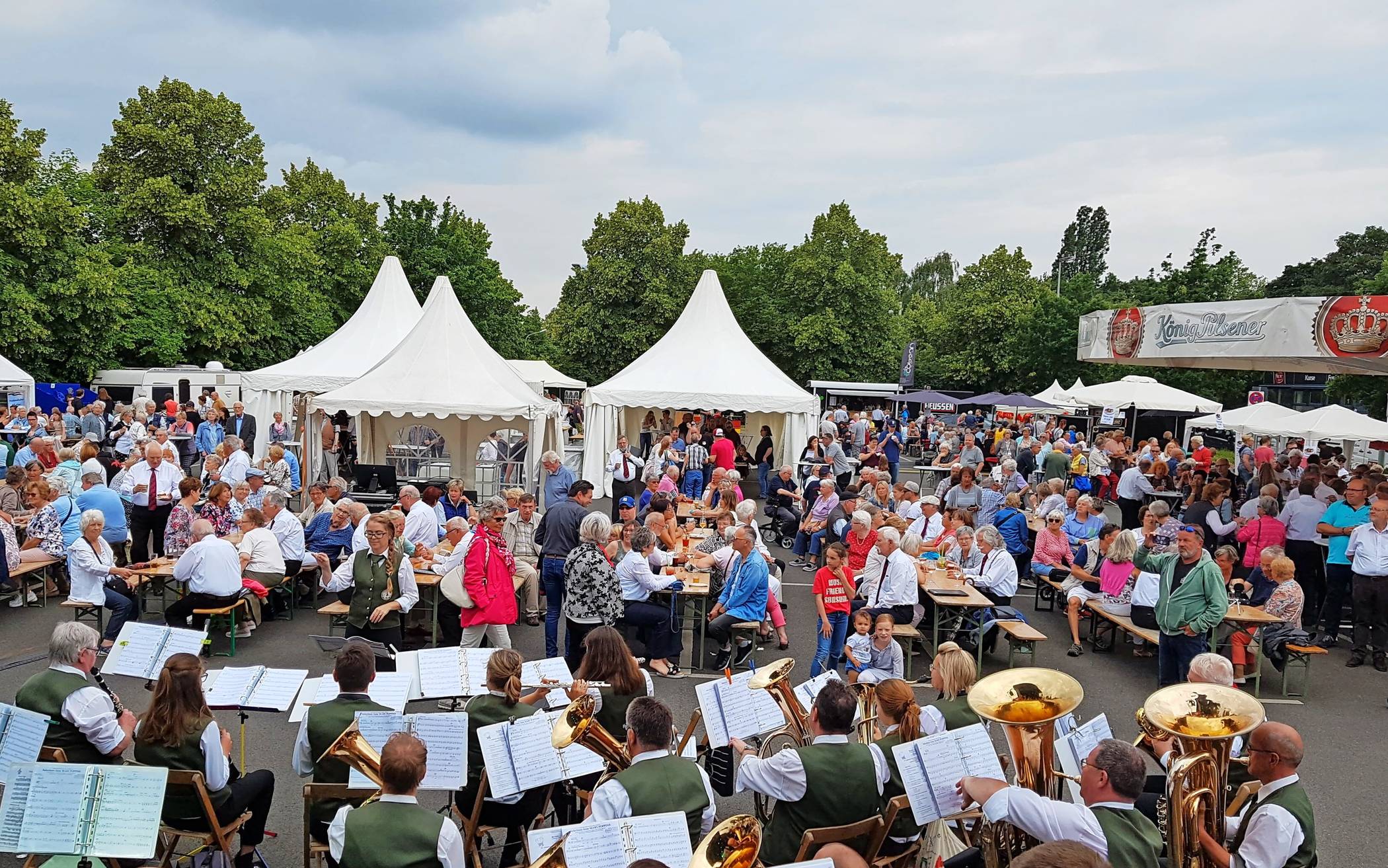 Großes Festival unter freiem Himmel: Die gelungene Mischung von Kulinarik und Musik lockt ganz Bockum zum Schützenplatz. Schon die „Bockum verwöhnt...“-Feste der vergangenen Jahre waren Volltreffer an Geselligkeit im Ort.  