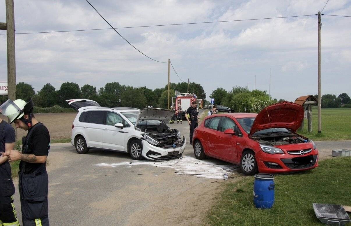 Unfall in Oedt: Zwei Pkw kollidieren, eine Person verletzt