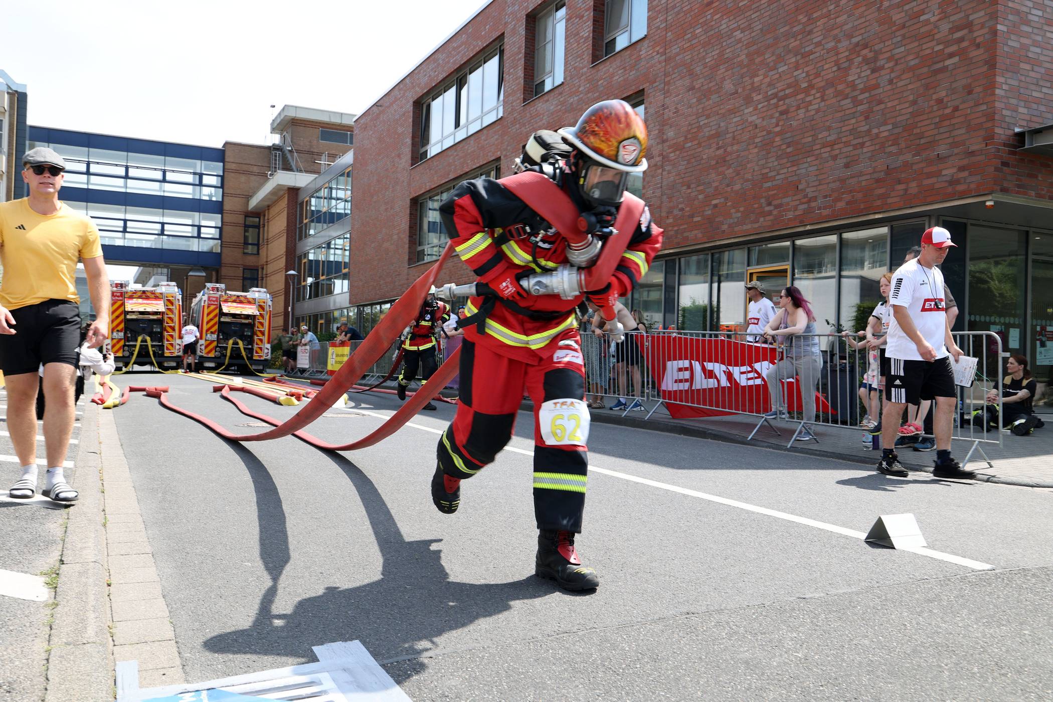 „Schlauchziehen“ ist nur eine der Disziplinen beim „Toughest Firefighter Alive“. 