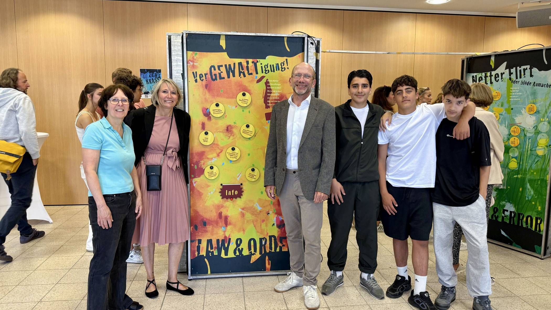  Birgit Hüskes-Kathagen (AWO), Sandra Schulz (Amtsleitung Jugendamt), Dr. Christoph Müllmann (Dezernent) und Schüler der Europaschule bei der Eröffnung der Wanderausstellung „Echt krass“ 