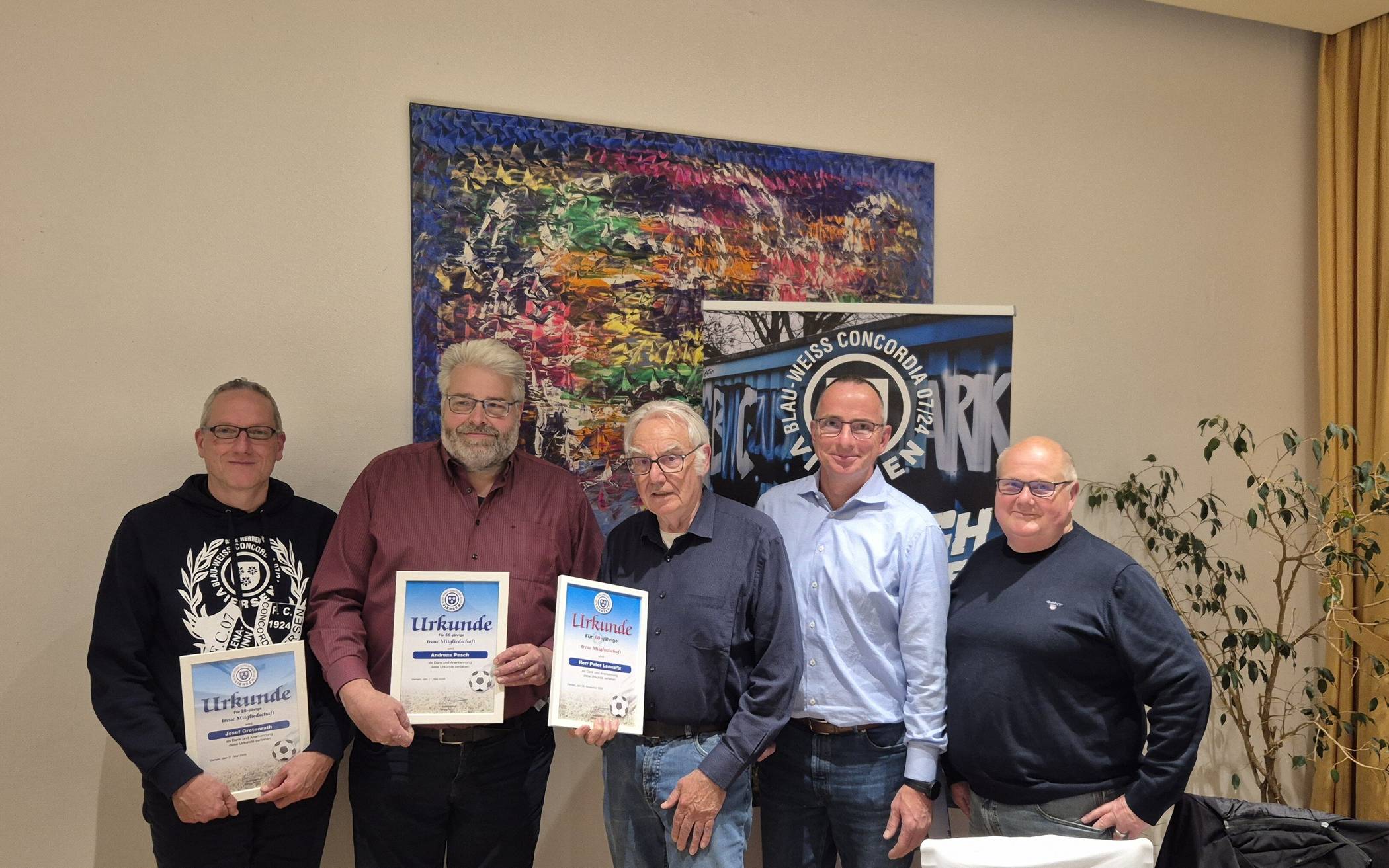  Die anwesenden Jubilare präsentieren ihre Urkunden, (v.l.) Josef Grotenrath, Andreas Pesch, Peter Lennartz. Der 1. Vorsitzende Andreas Harmes, sowie der Geschäftsführer Helmut Klee gratulierten. 