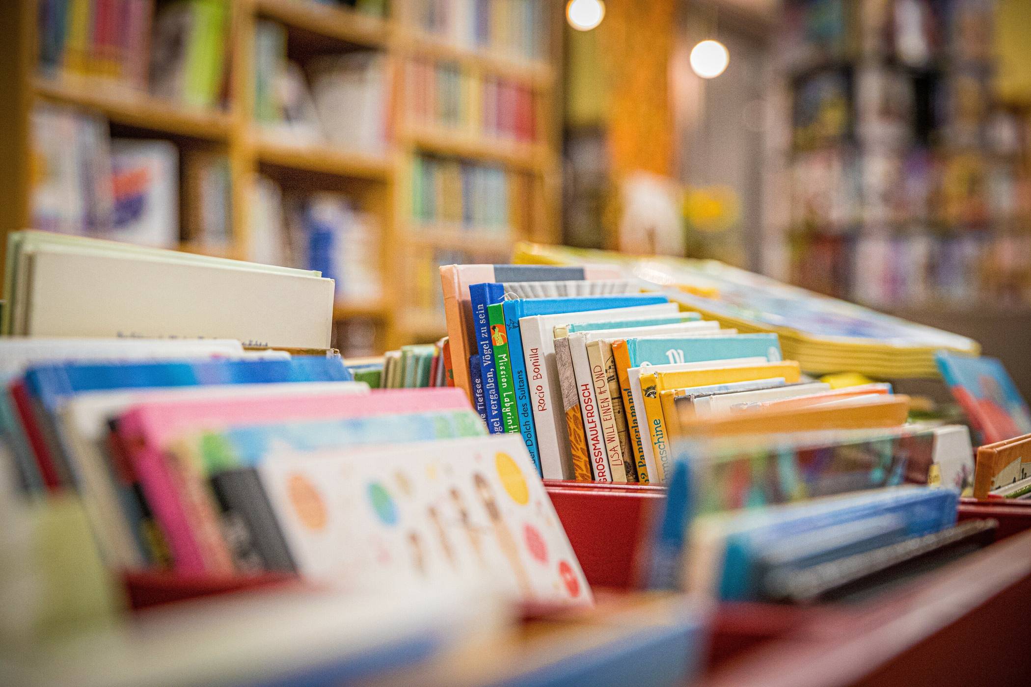  In der Bibliothek werden Geschichten gelesen. 