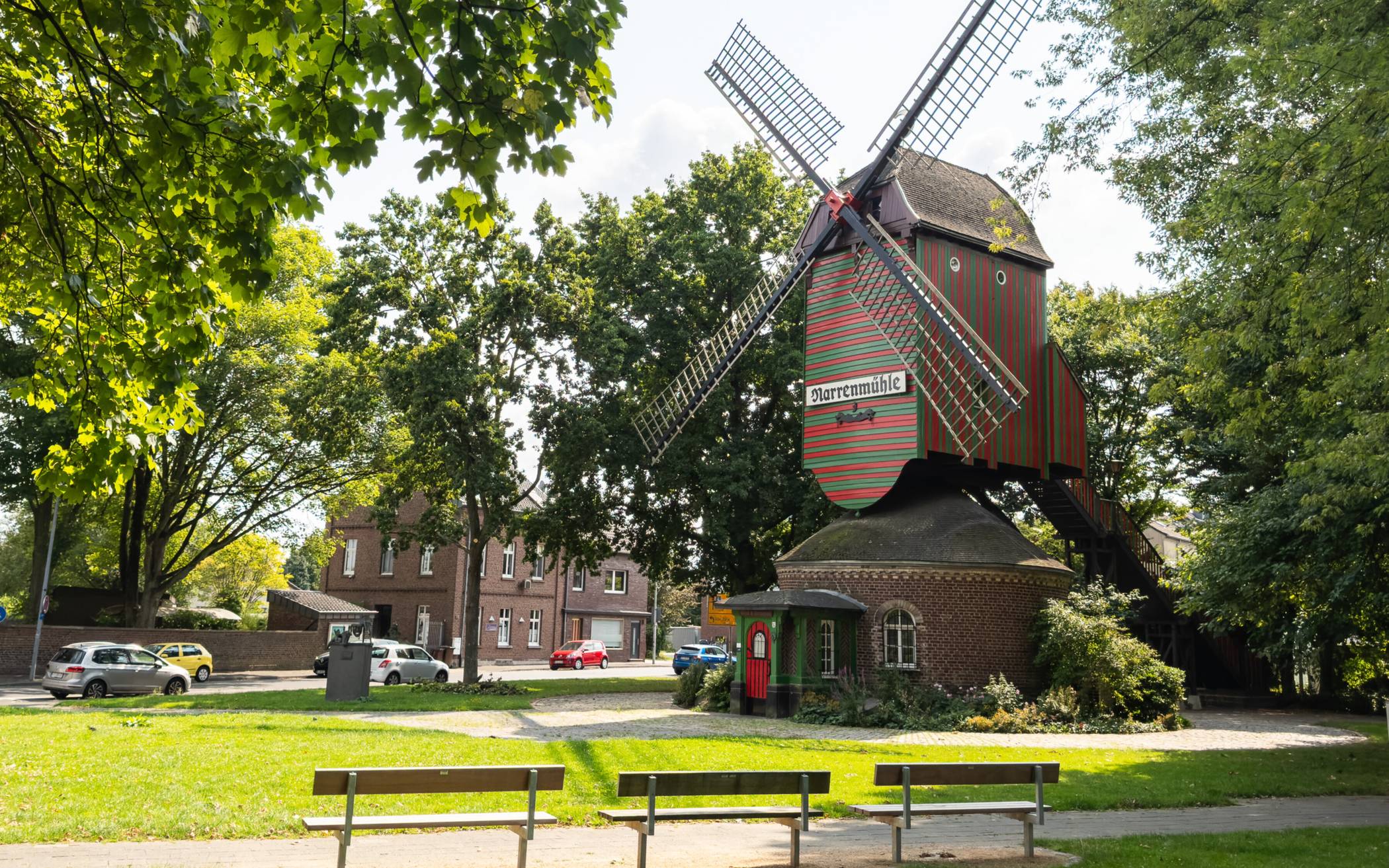 Die Radroute des Monats Juni führt unter anderem zur Narrenmühle in Dülken, an deren Flügel Werke des Künstlers Thomas Baumgärtel installiert sind. 