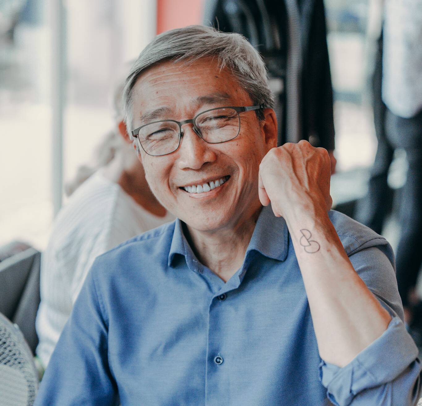  Prof. Nguyen ging mit gutem Beispiel voran und ließ sich ein „OPTINK“-Tattoo, ein Symbol, das als unmissverständliche Willenserklärung für die Organspende dient, stechen. Foto: Kamil Albrecht/Monsters of Media 