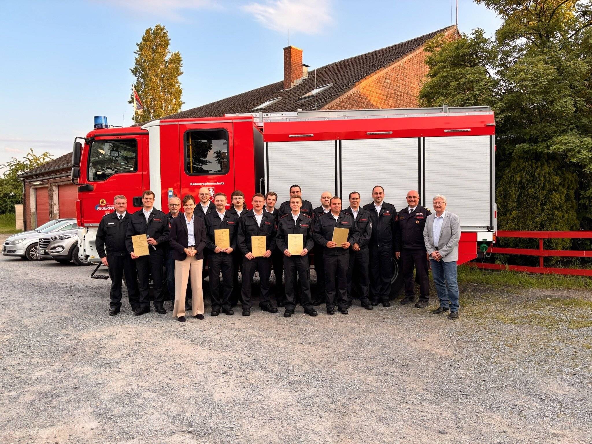 Beim Maiempfang wurden die Führung der Einheit Stadtmitte der Freiwilligen Feuerwehr Mönchengladbach neu bestellt und 15 Einsatzkräfte befördert.  