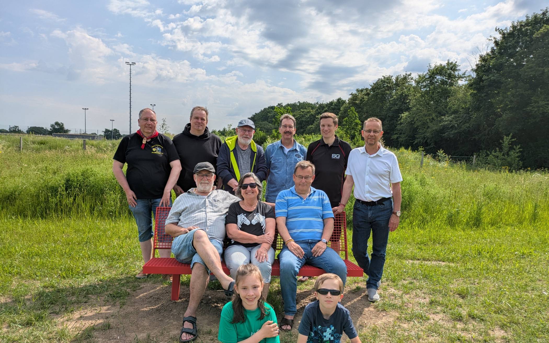  An der Pumptrack-Anlage an der Tersteegenstraße wurden drei neue Sitzbänke eingeweiht. Die Bänke wurden vom Heimat- und Verkehrsverein Neukirchen, den „Schwab-Kindern“ sowie von Bündnis 90/Die Grünen gemeinsam mit dem Stadtsportverband Neukirchen-Vluyn gestiftet. Mit dabei waren Vertreter der beteiligten Organisationen sowie Bürgermeister Dirk Schauenberg. 