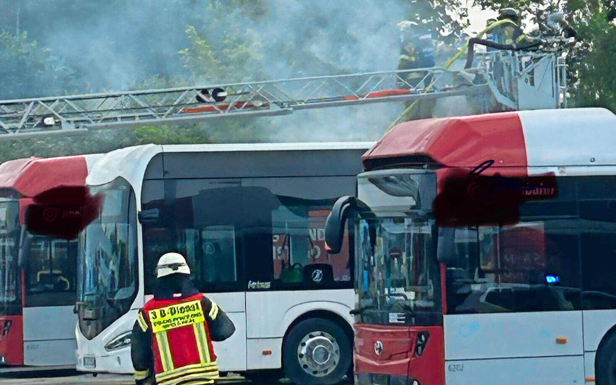 Der Löschzug Schiefbahn musste am Samstag einen brennenden Elektrobus löschen. Foto: Löschzug Schiefbahn