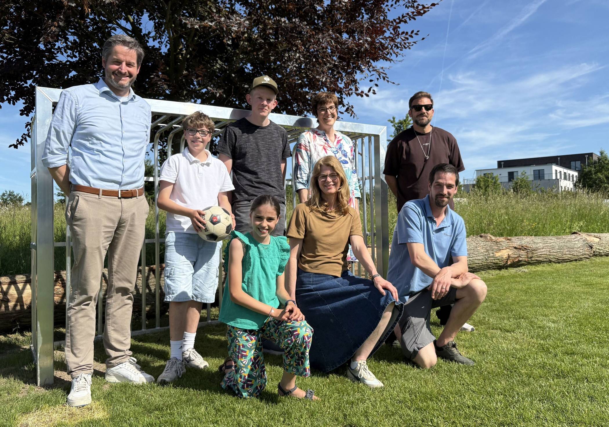  Bürgermeister Christian Bommers (l.) mit Paul Biallowons, Tom Görtz (Azubi-Kolonne Garten- und Landschaftsbau), Vera Biallowons, Alex Sinning (SSV Strümp), Anna Biallowons, Anna Hardenberg und Peter Schoppe-Tscheschlog (Fachbereich Grünflächen). 