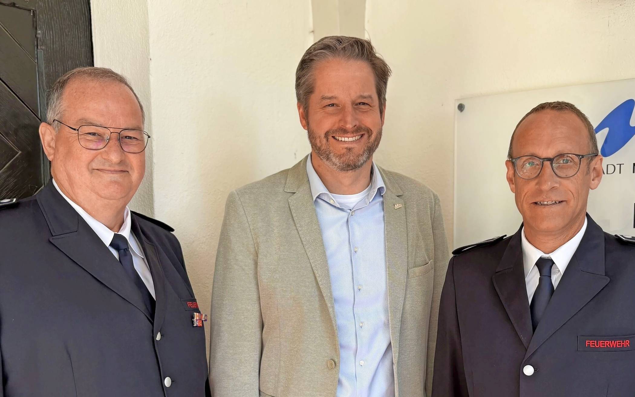  Der Staffelstab ist weitergereicht: Bürgermeister Christian Bommers (Mitte) mit dem neuen Wehrleiter Dominik Stein (r.) und dessen Vorgänger Herbert Derks. 
