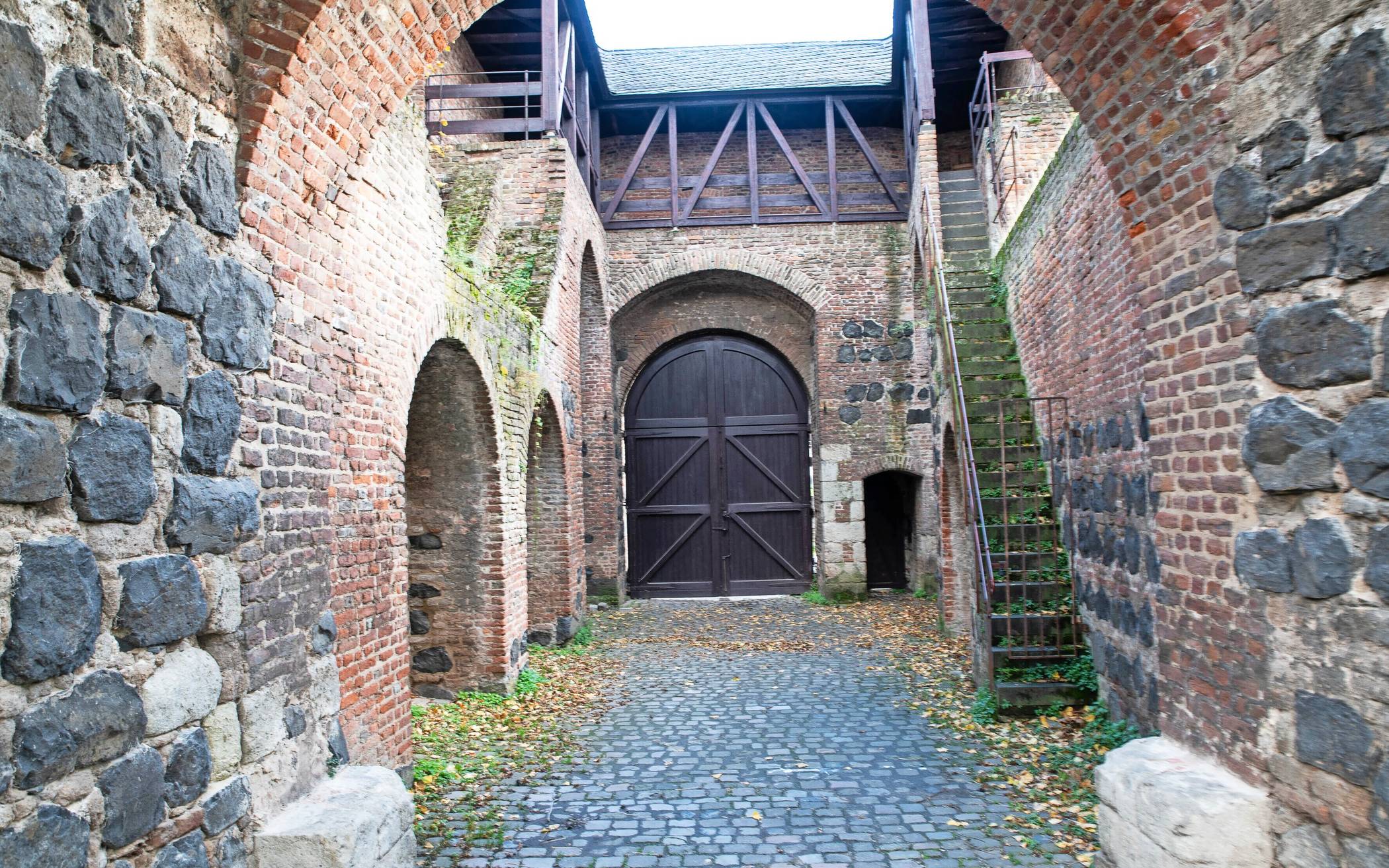 Im Kulturzentrum des Rhein-Kreises Neuss auf Burg Friedestrom in Dormagen-Zons treffen sich Kunstschaffende im Rahmen der Reihe „Netzwerk Kunst“.