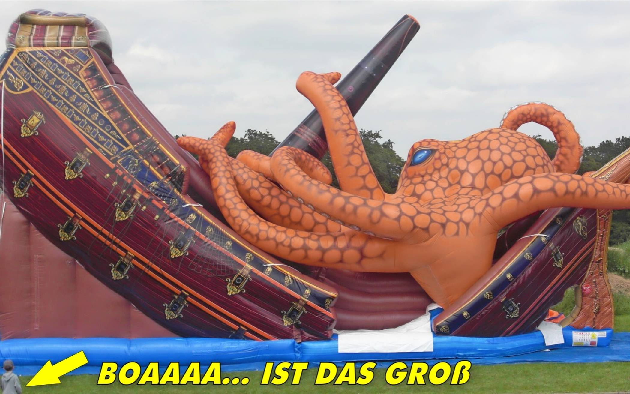  In diesem Jahr kommt die XXL-Hüpfburg als riesiges Piratenschiff (gesponsert von Optik Herbrich), das gerade von einem Riesen-Kraken verschlungen wird.  