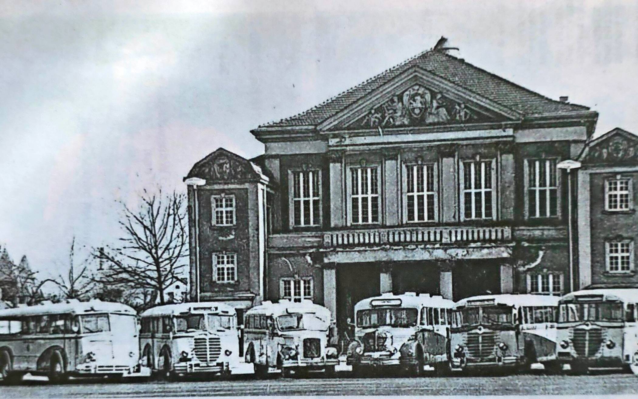  Diese Aufnahme aus den frühen 50er-Jahren zeigt die aufgereihten Büssing-Busse vor der Festhalle Viersen.  