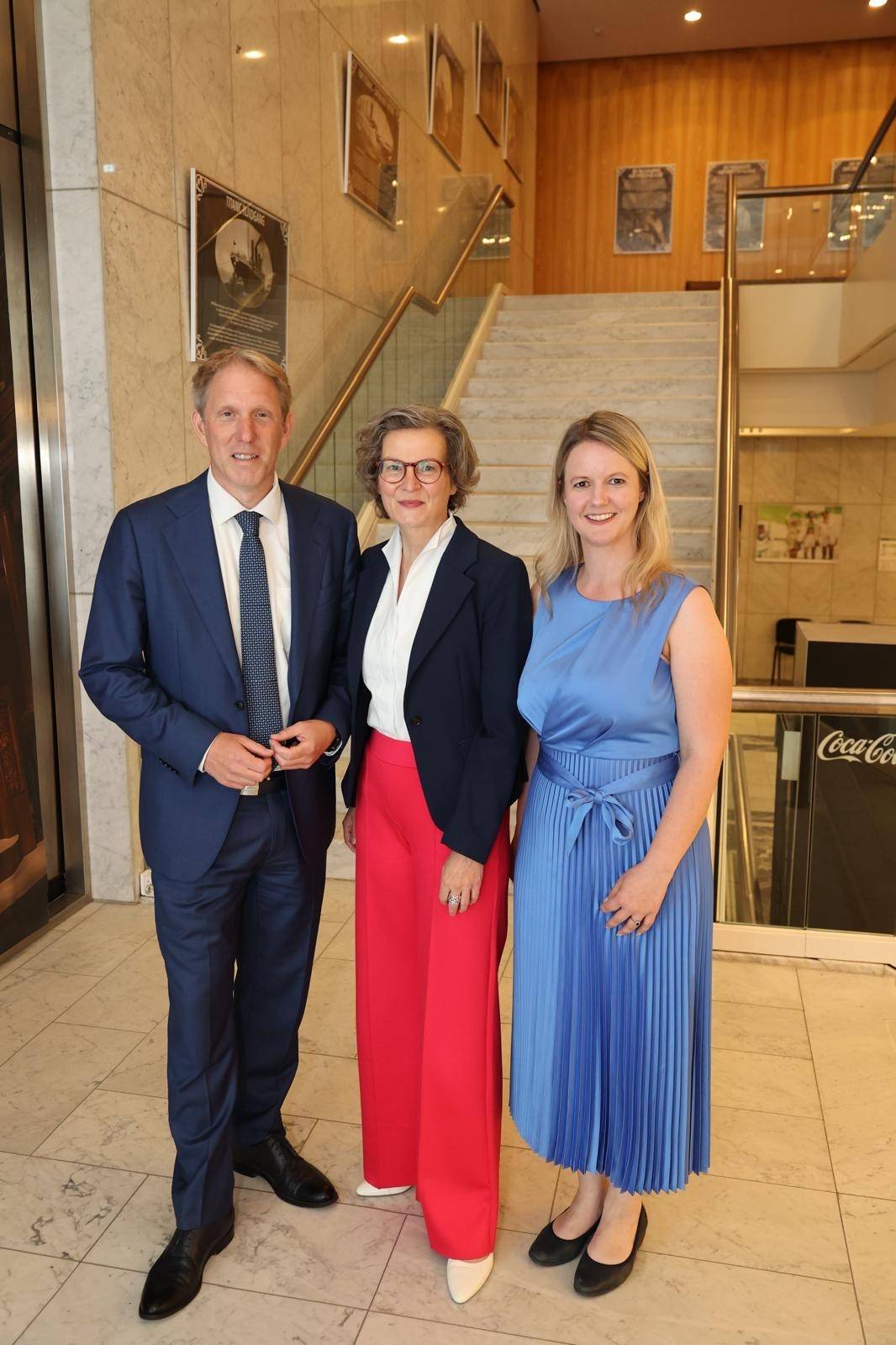  Die beiden Landtagsabgeordneten Vanessa Odermatt und Jochen Klenner mit Ministerin Ina Scharrenbach.  