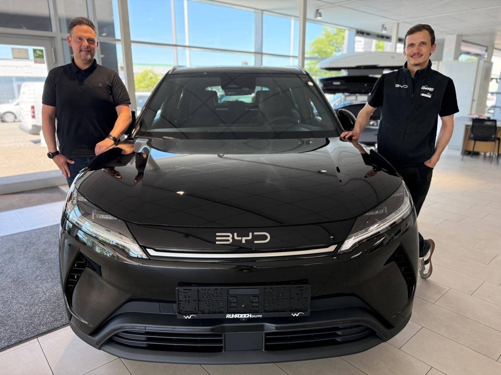  Lukas Darda und Marc Frimmersdorf stellen den BYD ATTO 2 vor. Energieverbrauch kombiniert: 16 kWh/100 km; CO&amp;#x2082;-Emissionen kombiniert: 0 g/km; CO&amp;#x2082;-Klasse: A. 